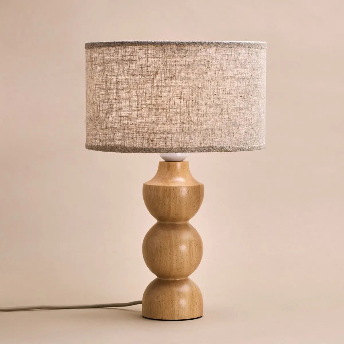 Oliver lichtbruine houten lamp met beige schaduw | Elegant geometrisch ontwerp voor uw huis Tavellio - Amsterdam