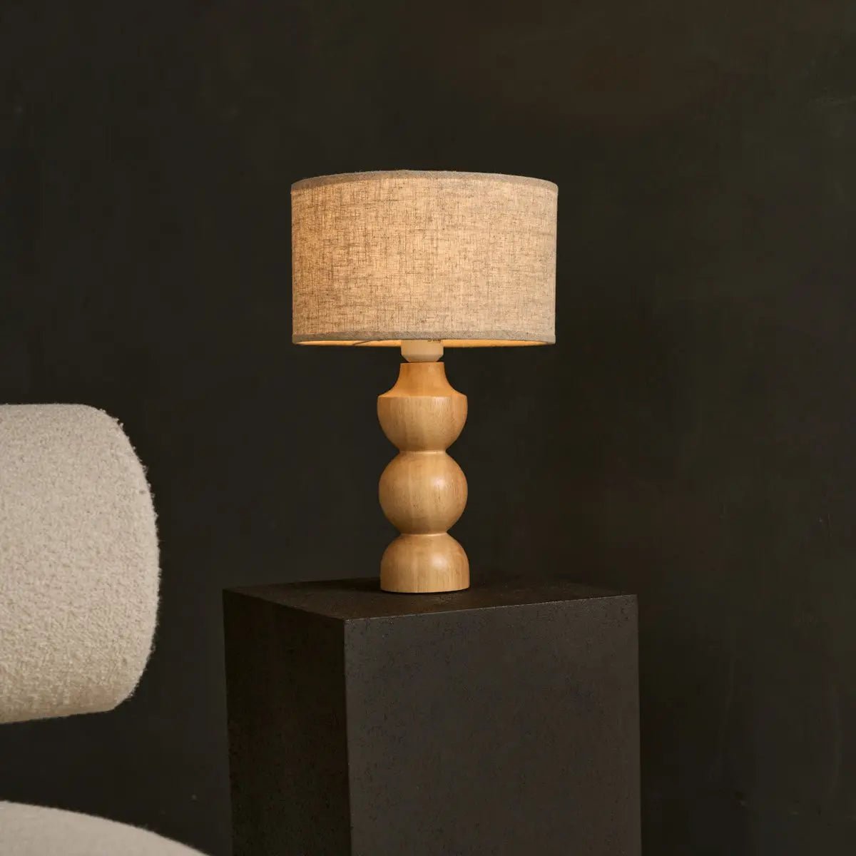Oliver lichtbruine houten lamp met beige schaduw | Elegant geometrisch ontwerp voor uw huis Tavellio - Amsterdam