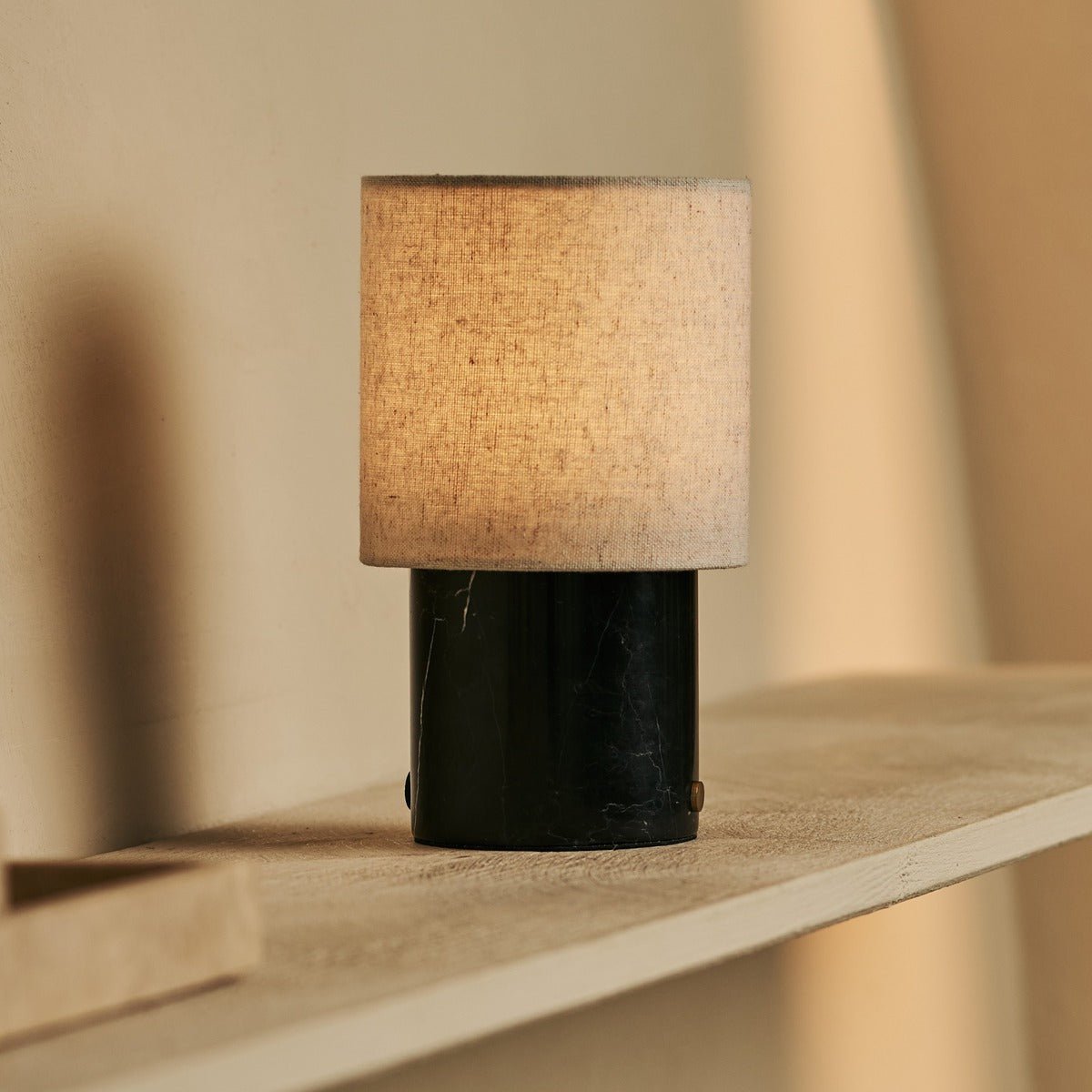 Onoda Black / Nero Marquina - Marmeren oplaadbare tafellamp - met linnen verwisselbare lampenkap en oplaadbaar ontwerp Tavellio - Amsterdam