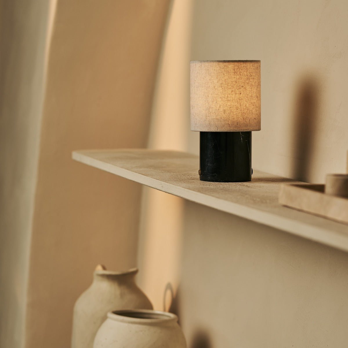 Onoda Black / Nero Marquina - Marmeren oplaadbare tafellamp - met linnen verwisselbare lampenkap en oplaadbaar ontwerp Tavellio - Amsterdam