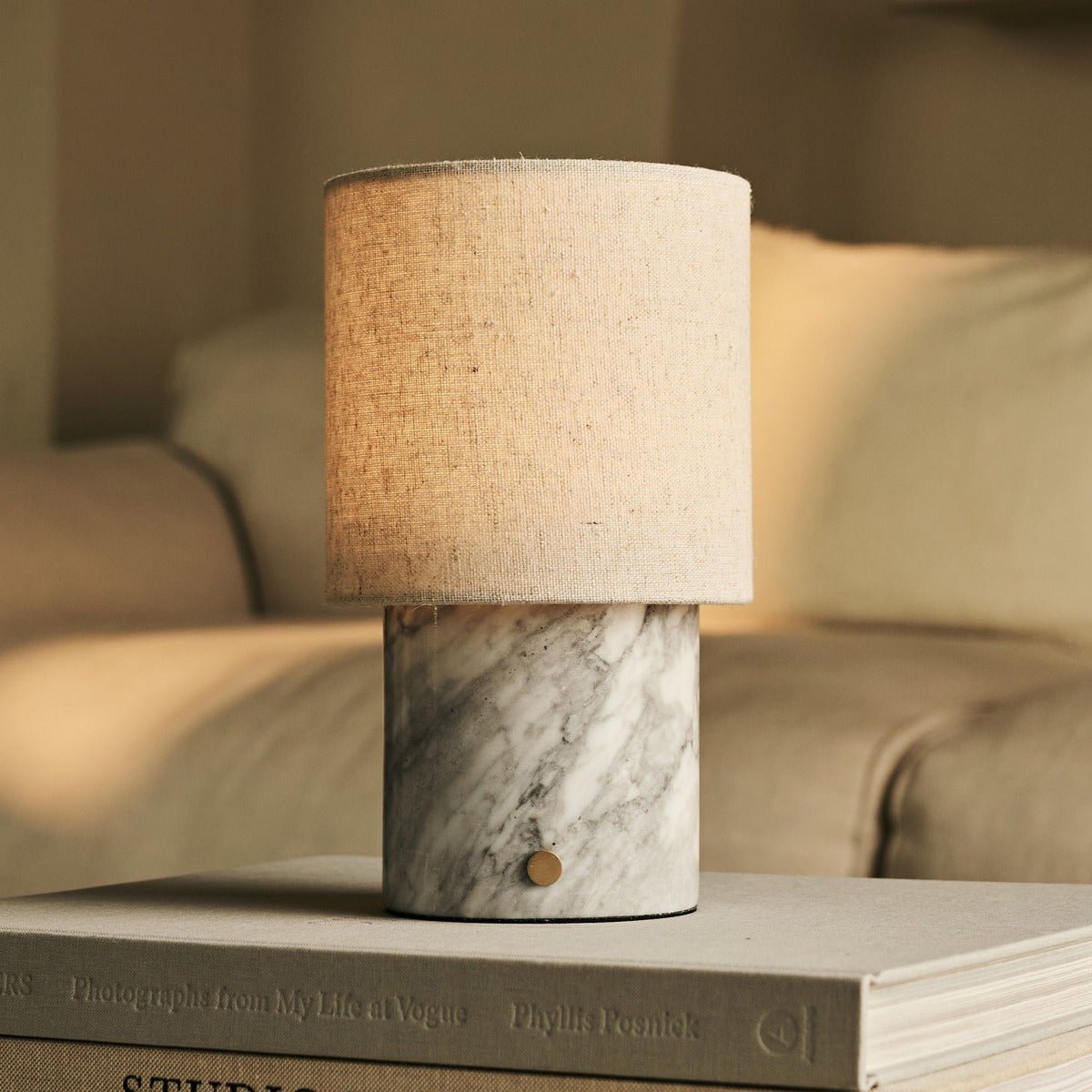 Onoda witte / Bianco statuarietto - marmeren oplaadbare tafellamp - met linnen verwisselbare lampenkap en oplaadbaar ontwerp Tavellio - Amsterdam