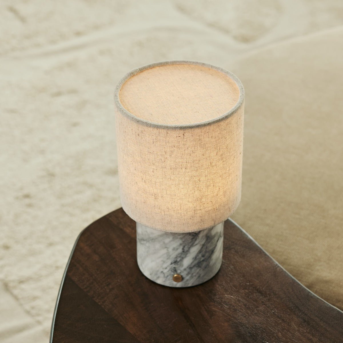 Onoda witte / Bianco statuarietto - marmeren oplaadbare tafellamp - met linnen verwisselbare lampenkap en oplaadbaar ontwerp Tavellio - Amsterdam