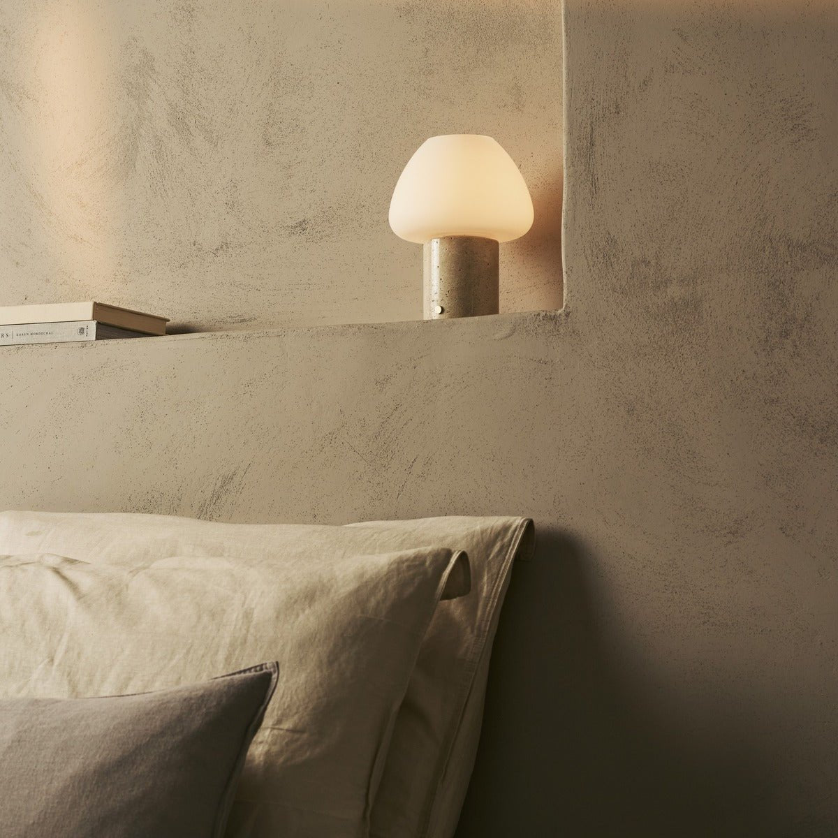 OSTADE Beige / Travertino Classico - Unieke travertine oplaadbare tafellamp met 3 lichte kleuren en dimfunctie Tavellio - Amsterdam