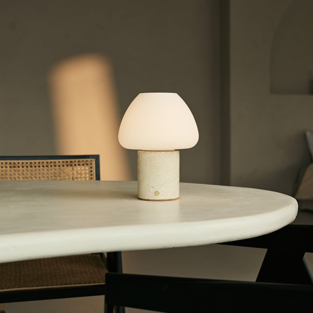 OSTADE Beige / Travertino Classico - Unieke travertine oplaadbare tafellamp met 3 lichte kleuren en dimfunctie Tavellio - Amsterdam