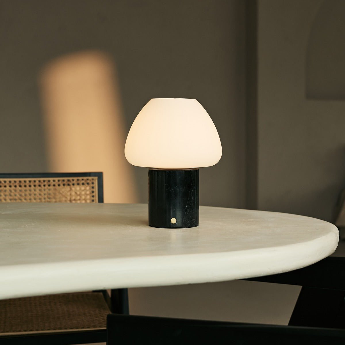 Ostade Black / Nero Marquina - Uniek oplaadbare marmeren tafellamp met 3 lichte kleuren en dimfunctie Tavellio - Amsterdam
