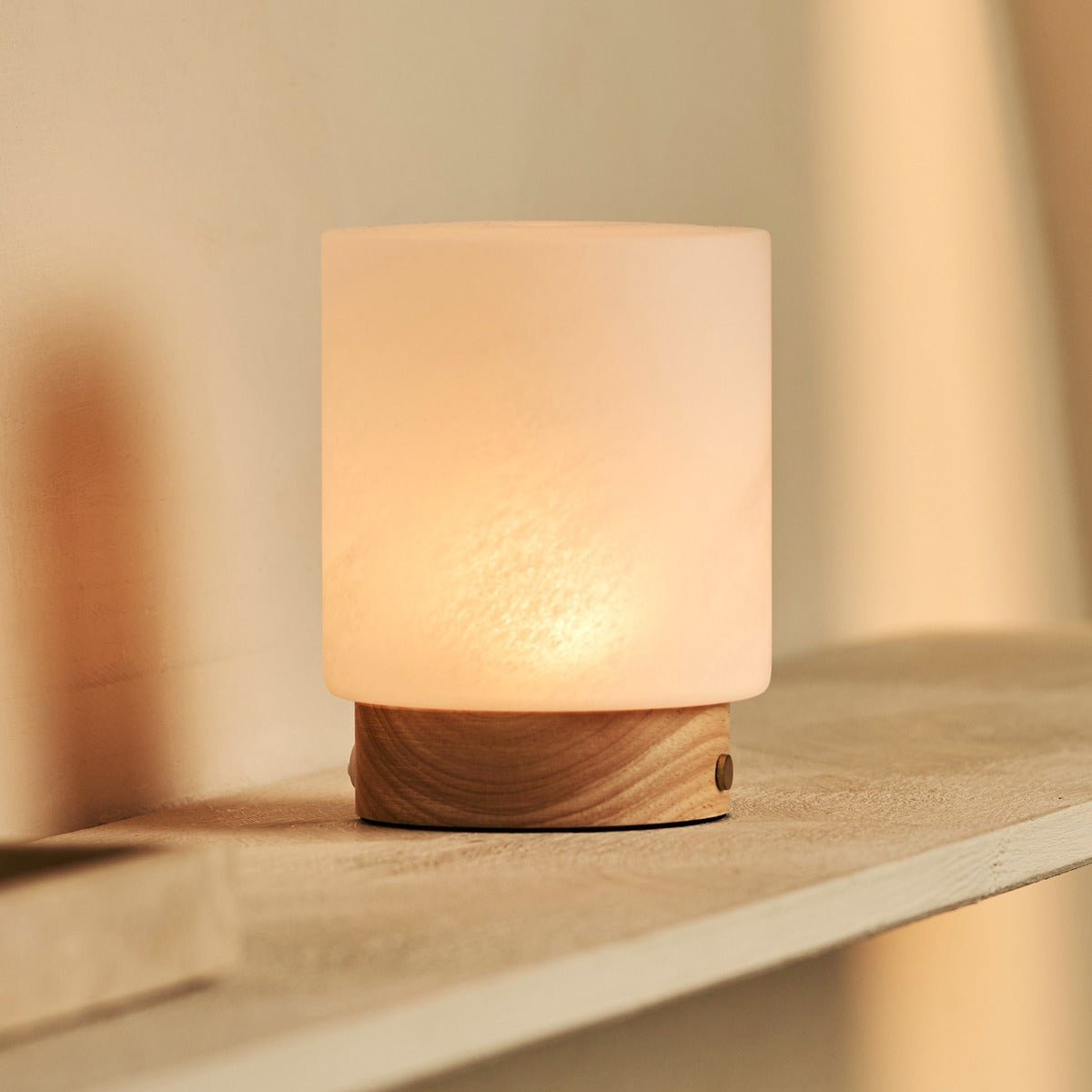 Pien lichtbruine houten tafellamp - oplaadbaar, dimbaar en tot 100 uur batterij Tavellio - Amsterdam