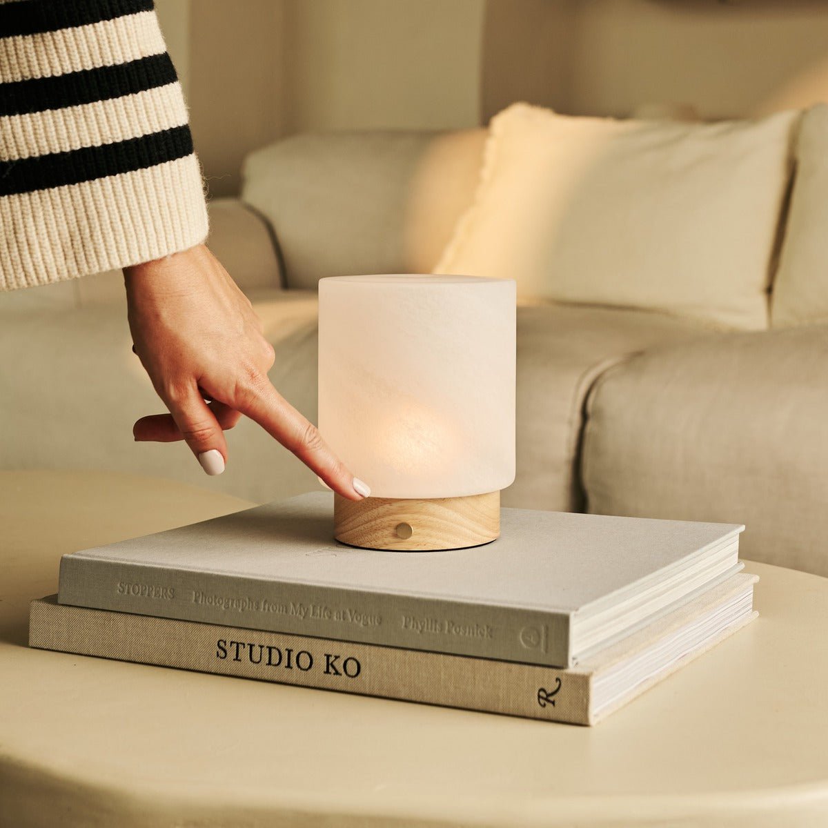 Pien lichtbruine houten tafellamp - oplaadbaar, dimbaar en tot 100 uur batterij Tavellio - Amsterdam