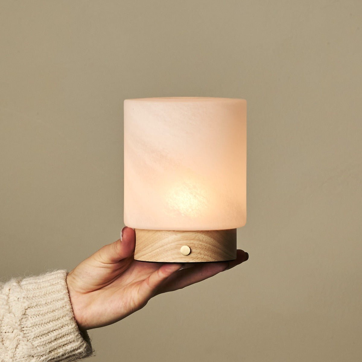 Pien lichtbruine houten tafellamp - oplaadbaar, dimbaar en tot 100 uur batterij Tavellio - Amsterdam