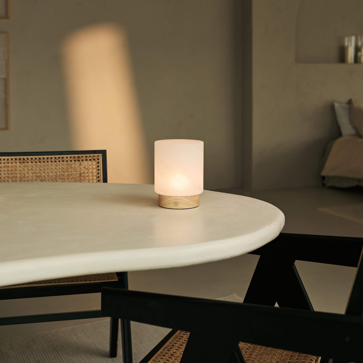 Pien lichtbruine houten tafellamp - oplaadbaar, dimbaar en tot 100 uur batterij Tavellio - Amsterdam