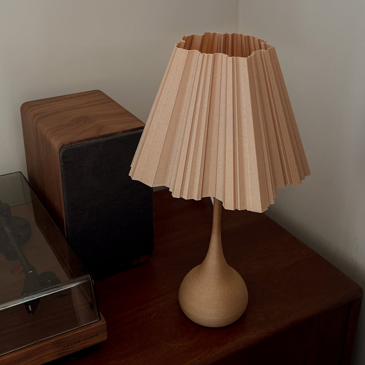 Pine tafellamp met hoge ronde voet en plissé kap – Made by Loef Noii HOME