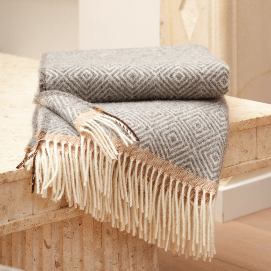 plaid - VENEZIA -grijs zig zag - 100% Nieuw-Zeelandse wol – Most Blankets MoST Blankets