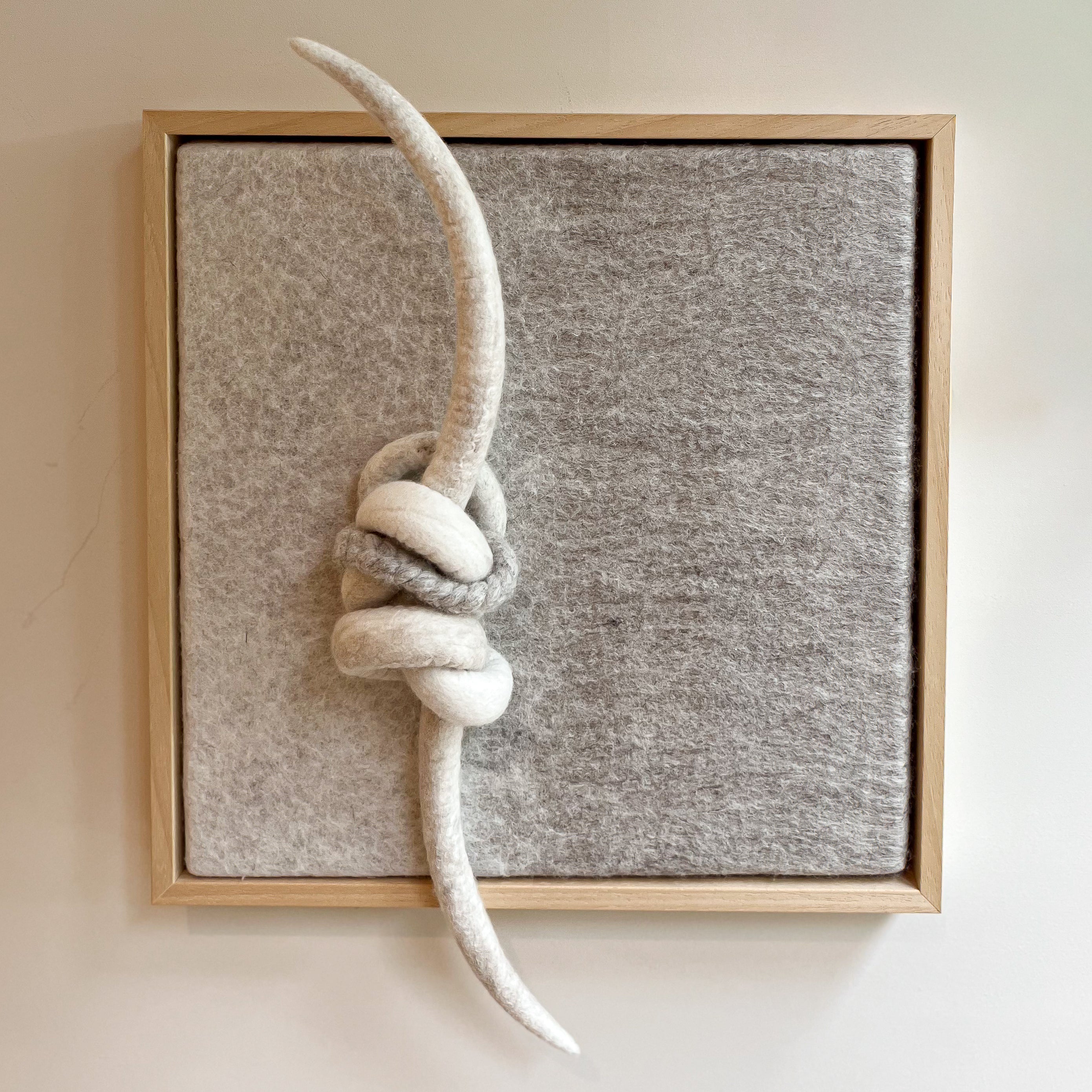 Plexus V-II – vilten wandkunst | Vilt & Vlow | 33 × 33 cm Noii HOME