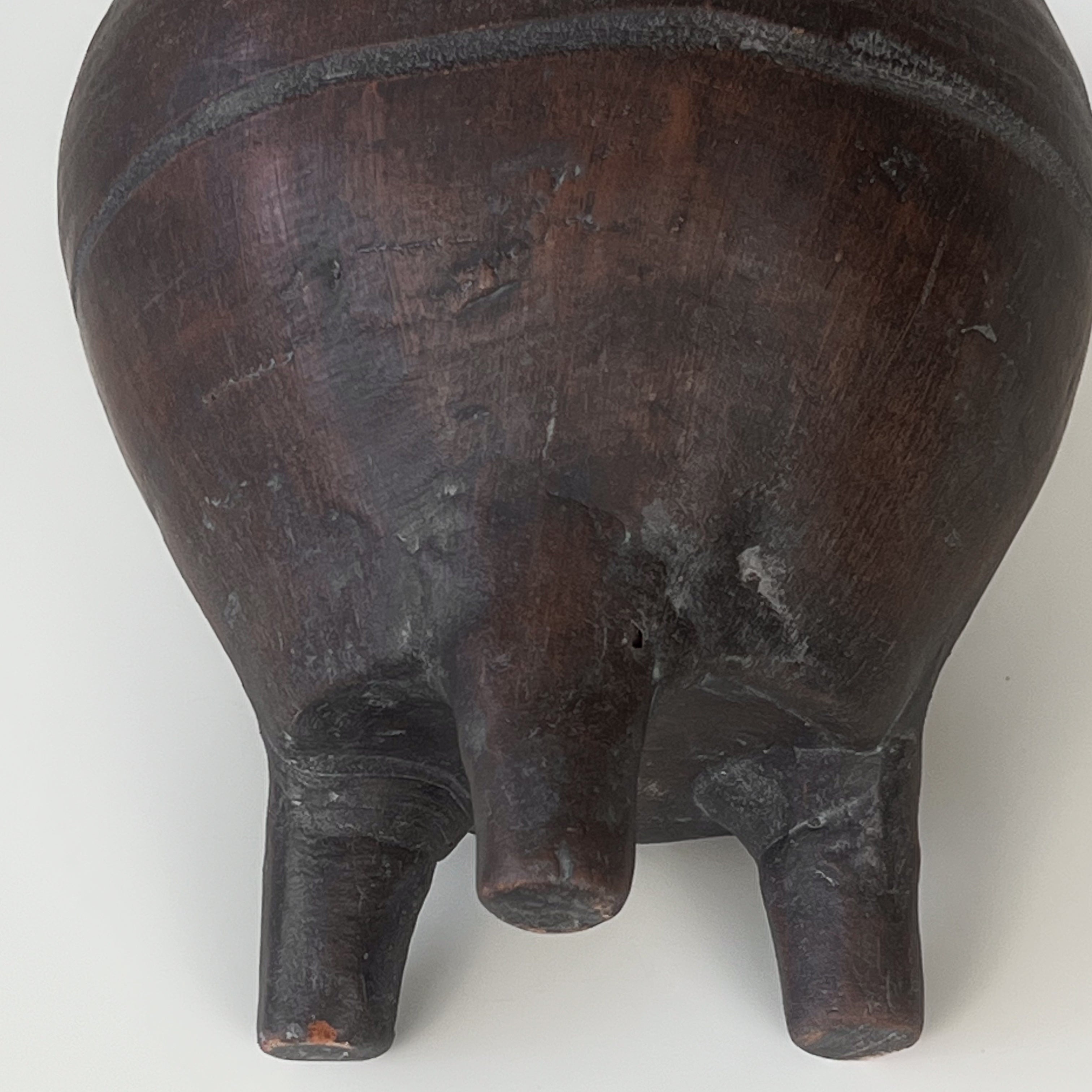 pre-loved aardewerken driepoot pot – donkerbruin keramiek Noii HOME