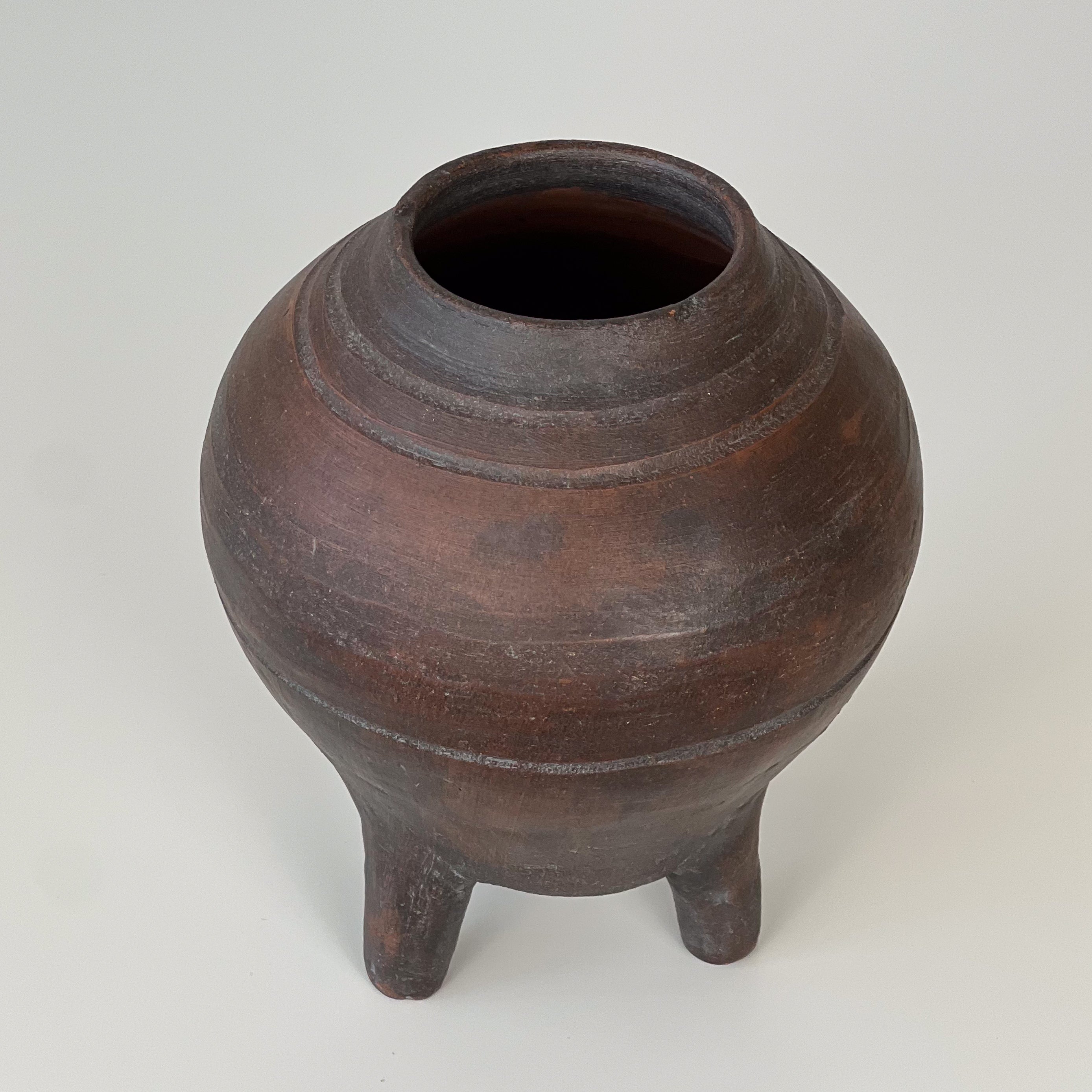 pre-loved aardewerken driepoot pot – donkerbruin keramiek Noii HOME