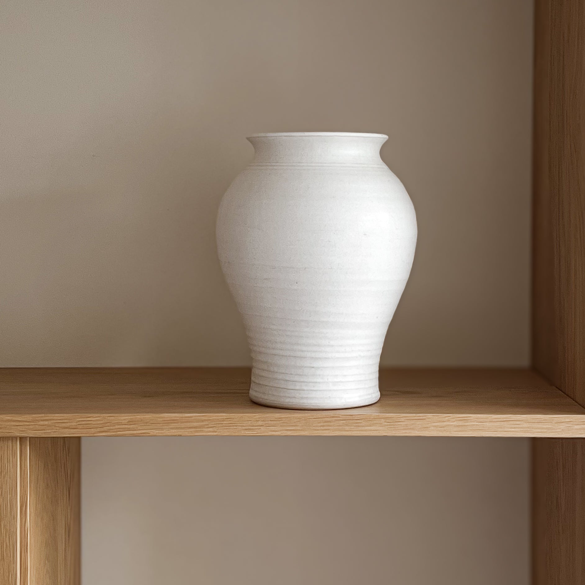 pre-loved handgedraaide vaas – wit aardewerk – studio pottery Noii HOME