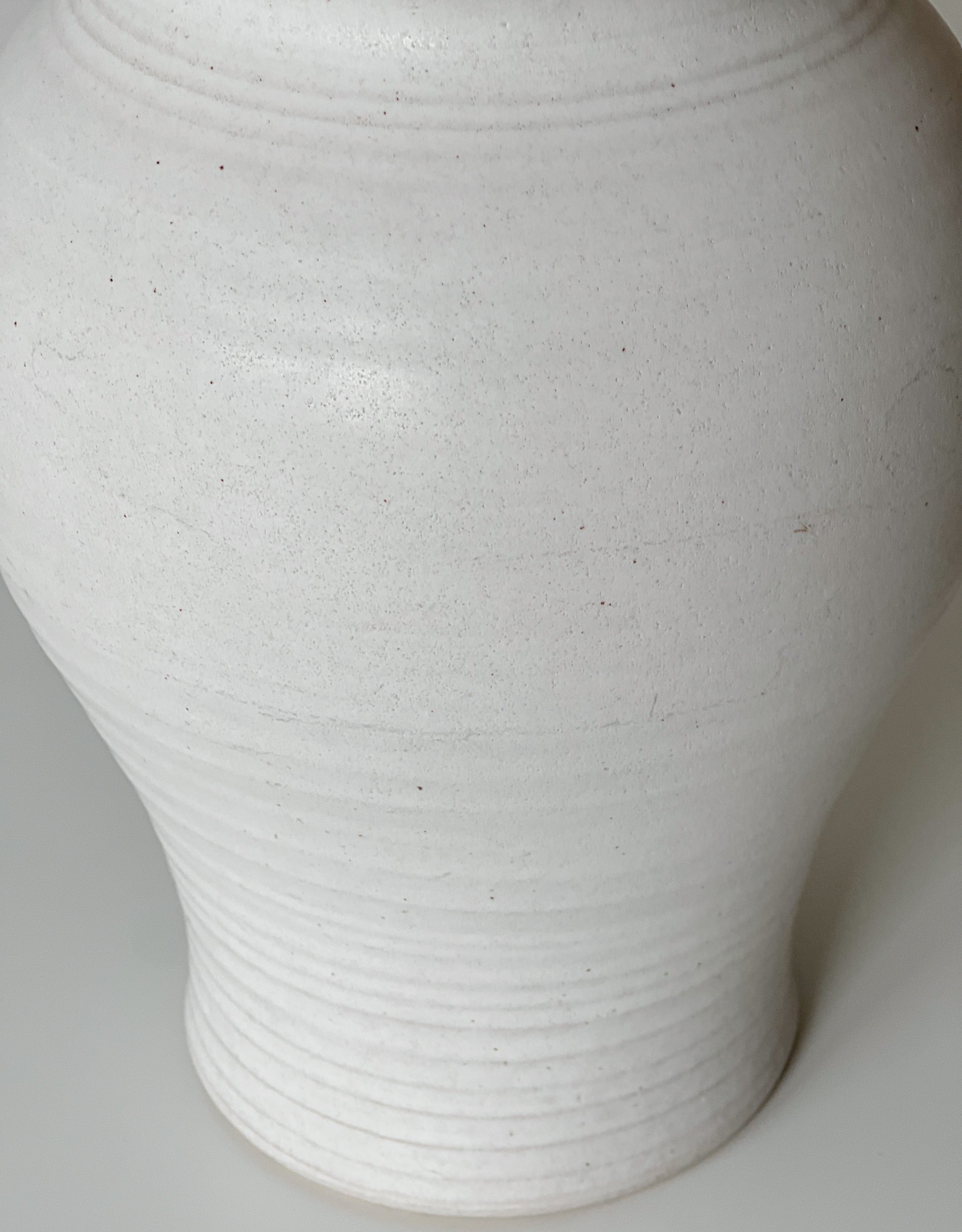 pre-loved handgedraaide vaas – wit aardewerk – studio pottery Noii HOME