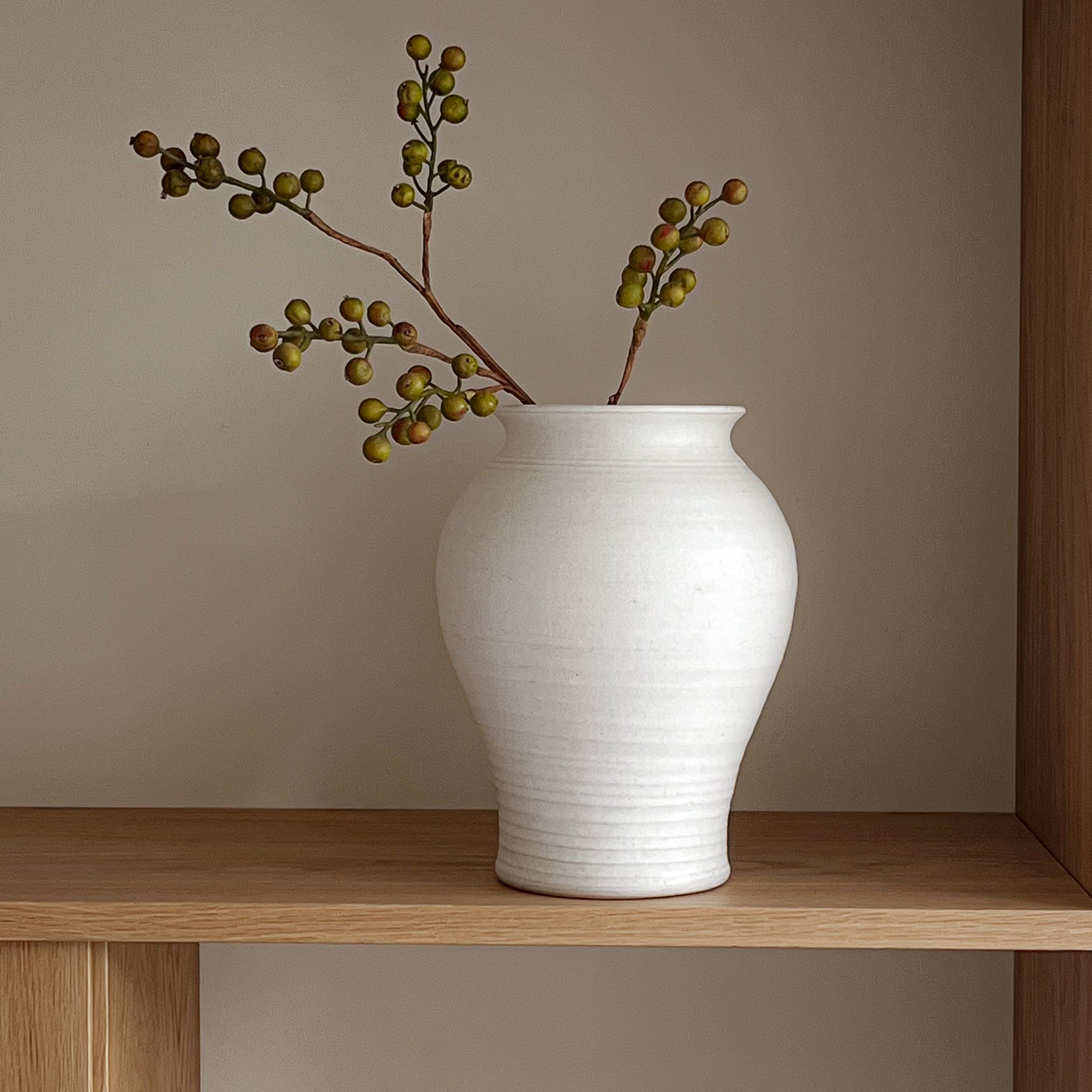 pre-loved handgedraaide vaas – wit aardewerk – studio pottery Noii HOME