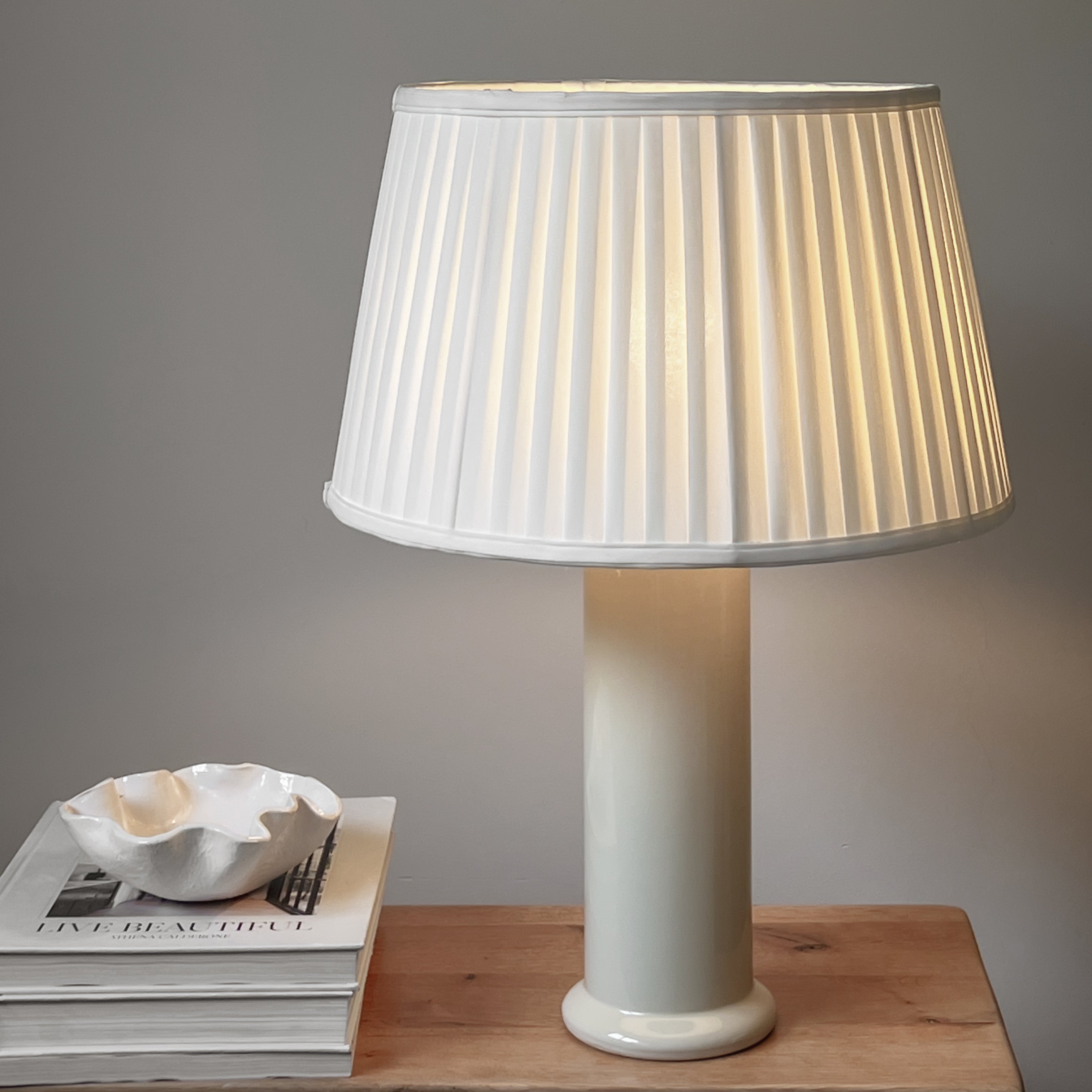 pre-loved keramische tafellamp met geplooide kap – off-white Noii HOME