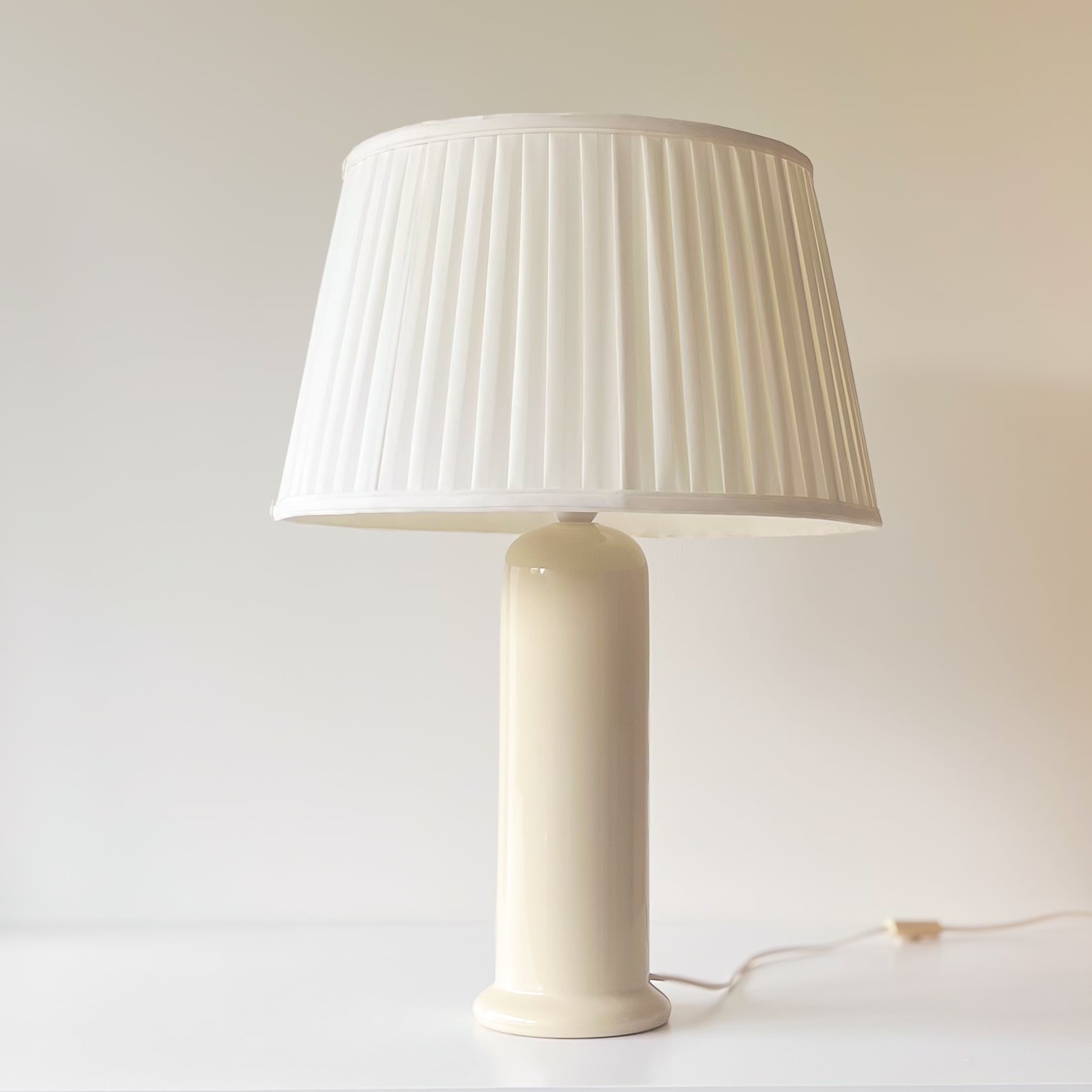 pre-loved keramische tafellamp met geplooide kap – off-white Noii HOME
