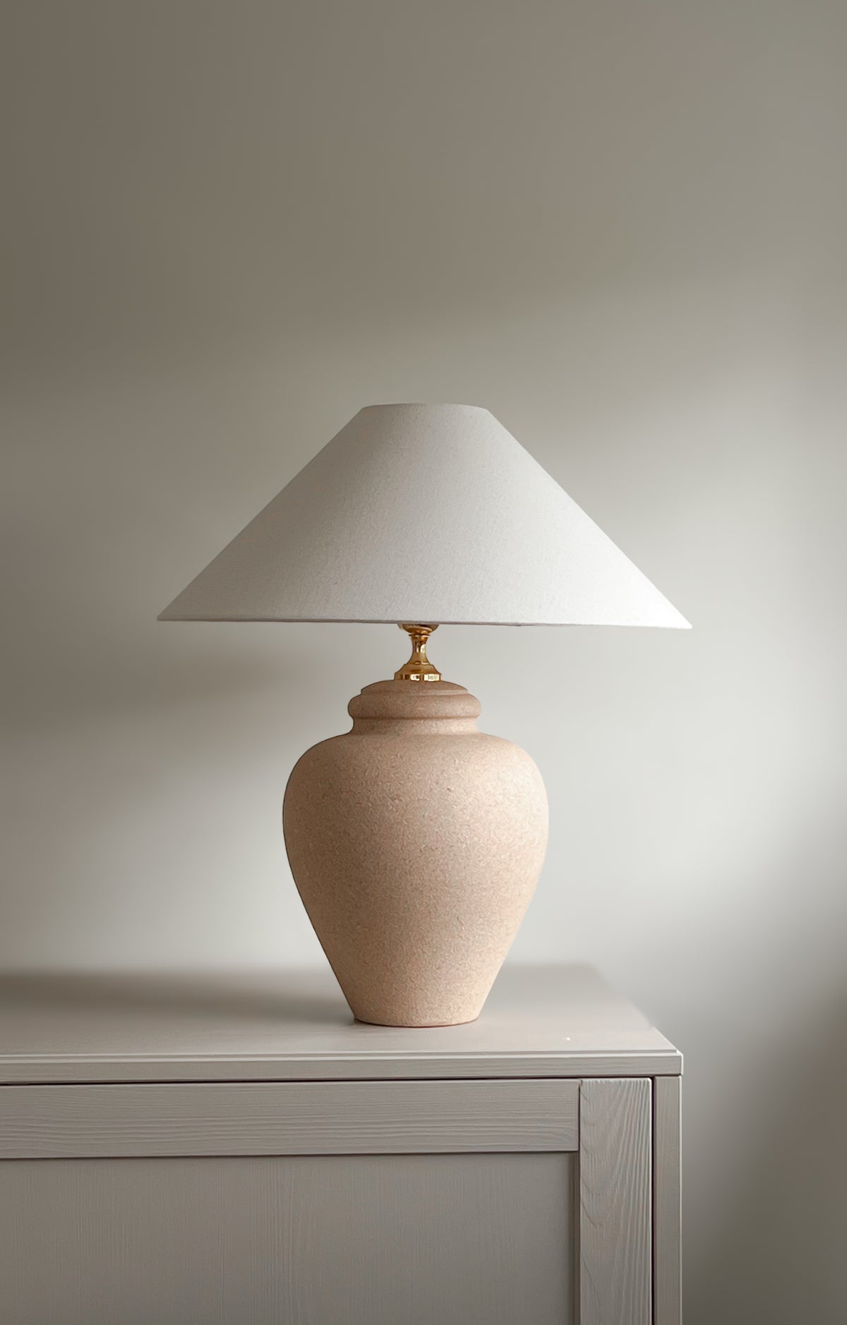 pre-loved keramische tafellamp – terra-beige voet – nieuwe linnenmix kap Noii HOME