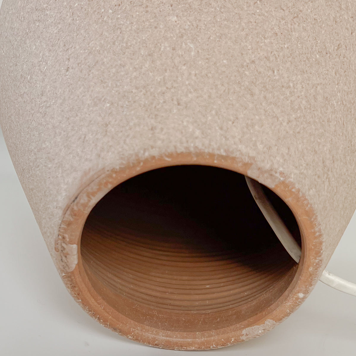 pre-loved keramische tafellamp – terra-beige voet – nieuwe linnenmix kap Noii HOME