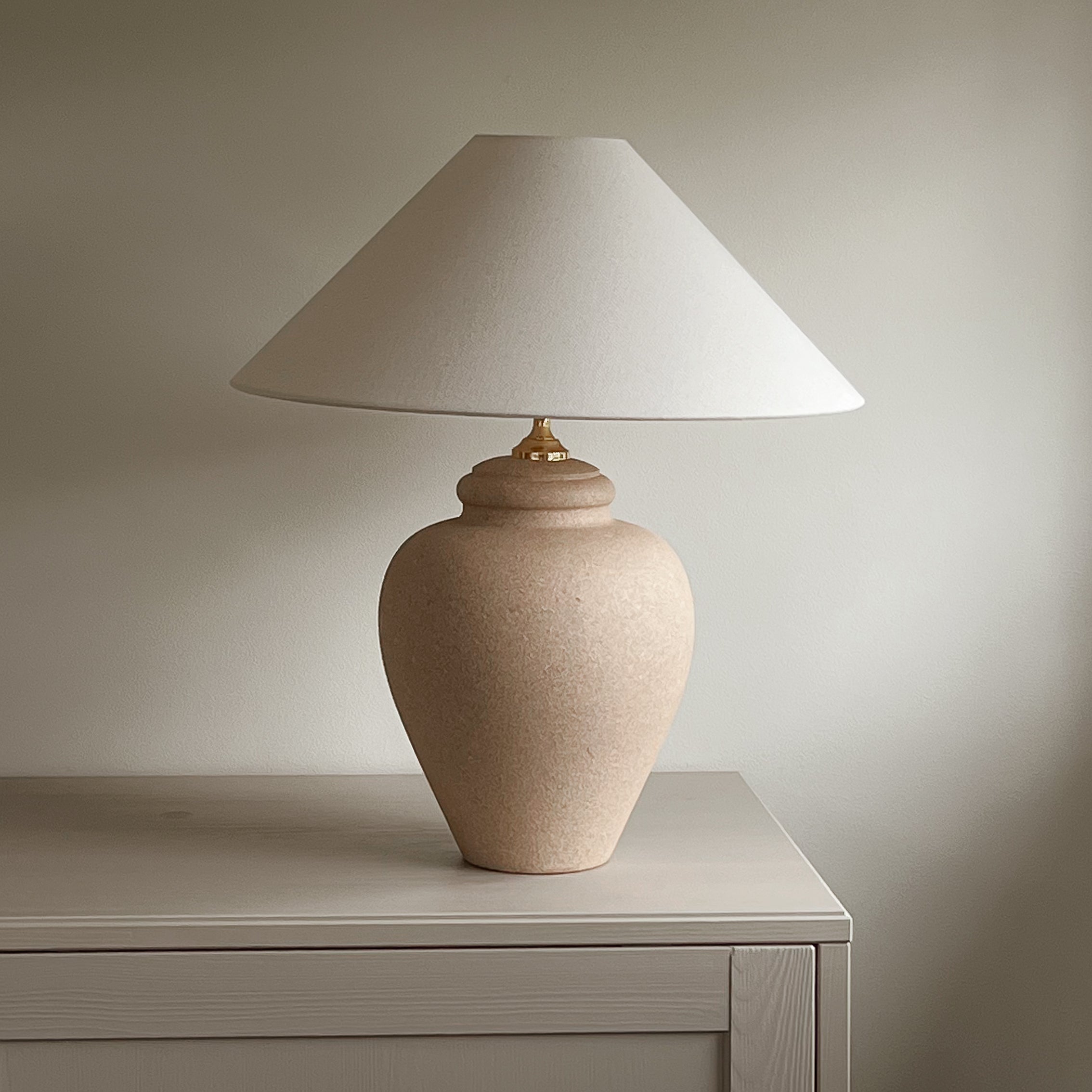 pre-loved keramische tafellamp – terra-beige voet – nieuwe linnenmix kap Noii HOME