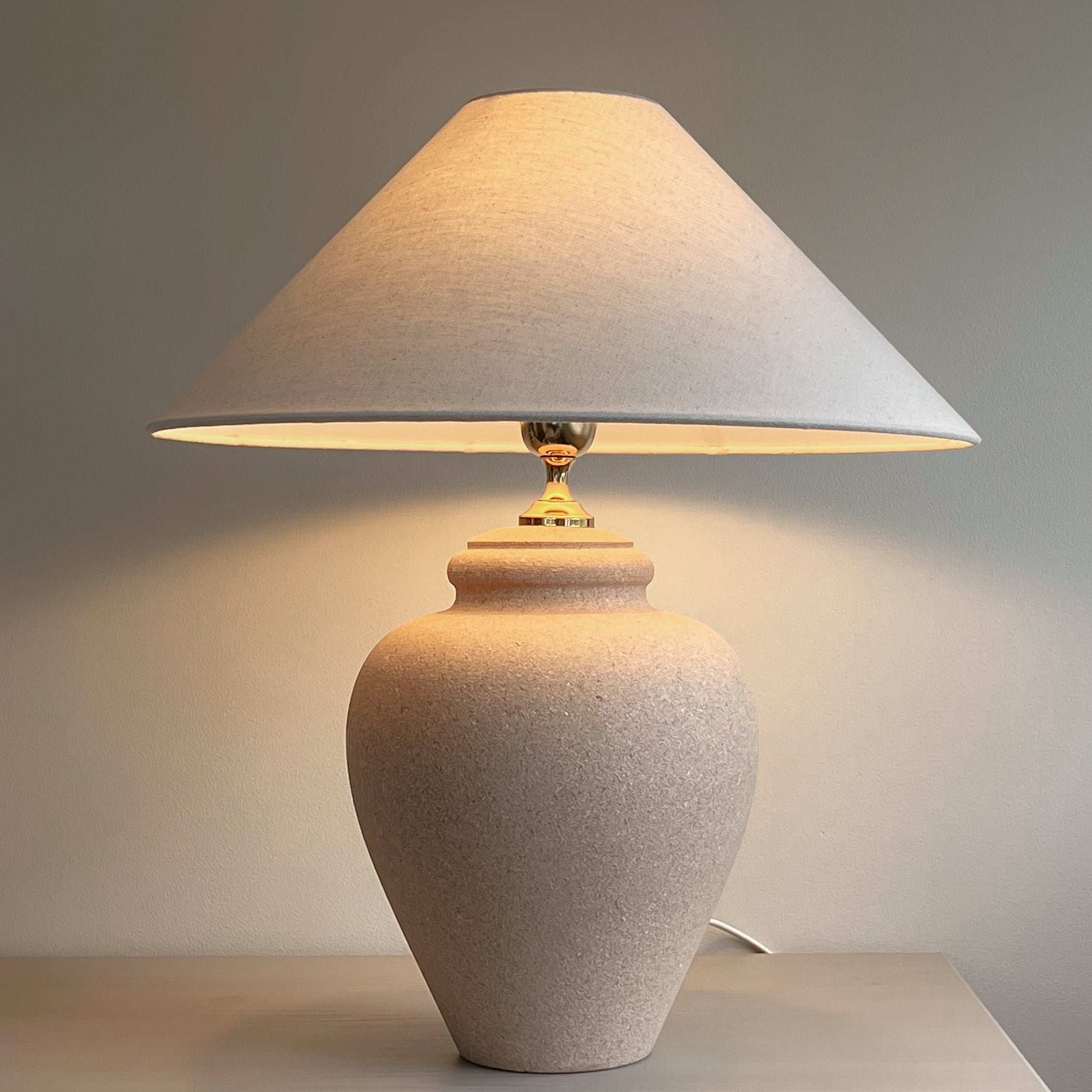 pre-loved keramische tafellamp – terra-beige voet – nieuwe linnenmix kap Noii HOME