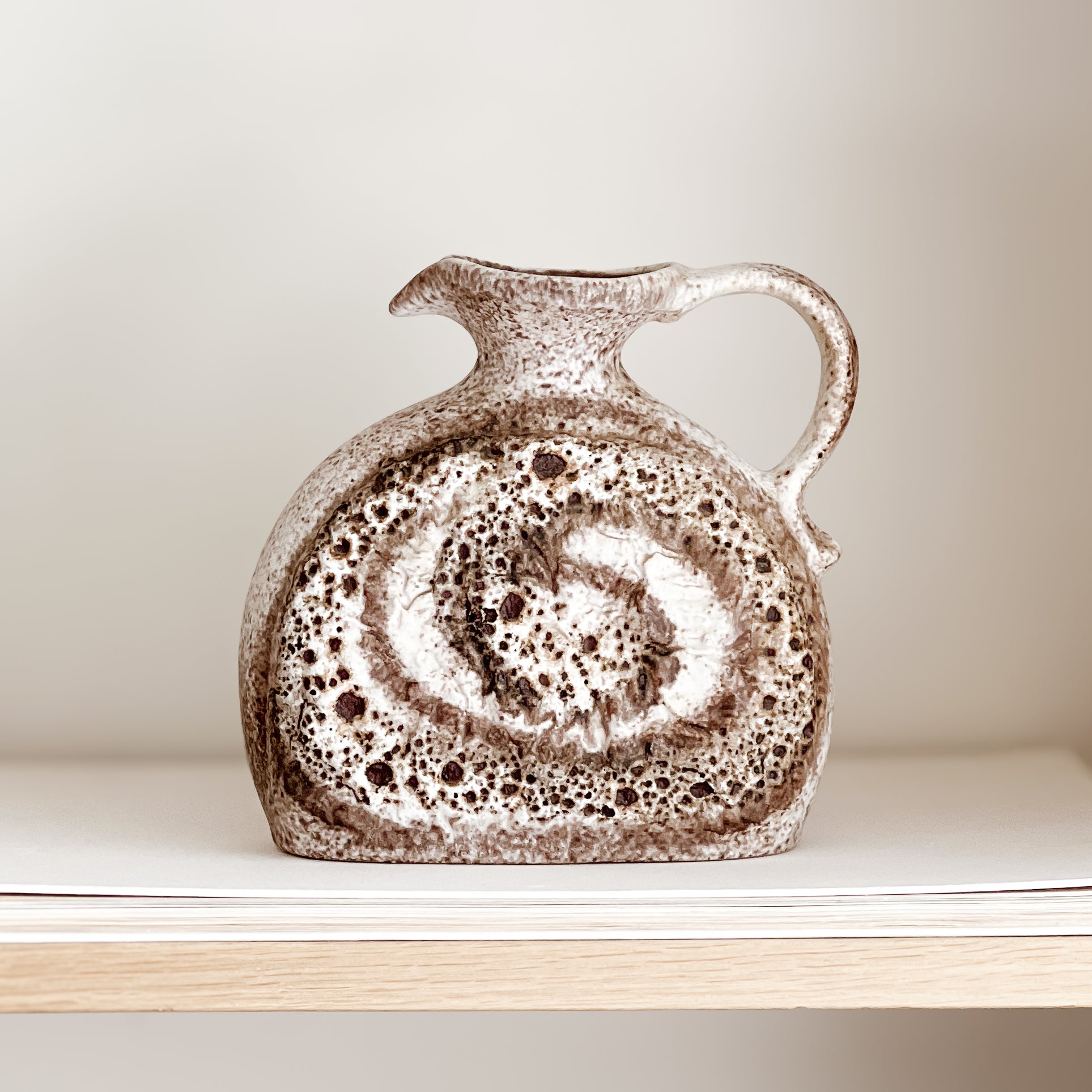 pre-loved keramische vaas met oor – West Germany stijl – fat lava – mat glazuur – bruin/crème Noii HOME