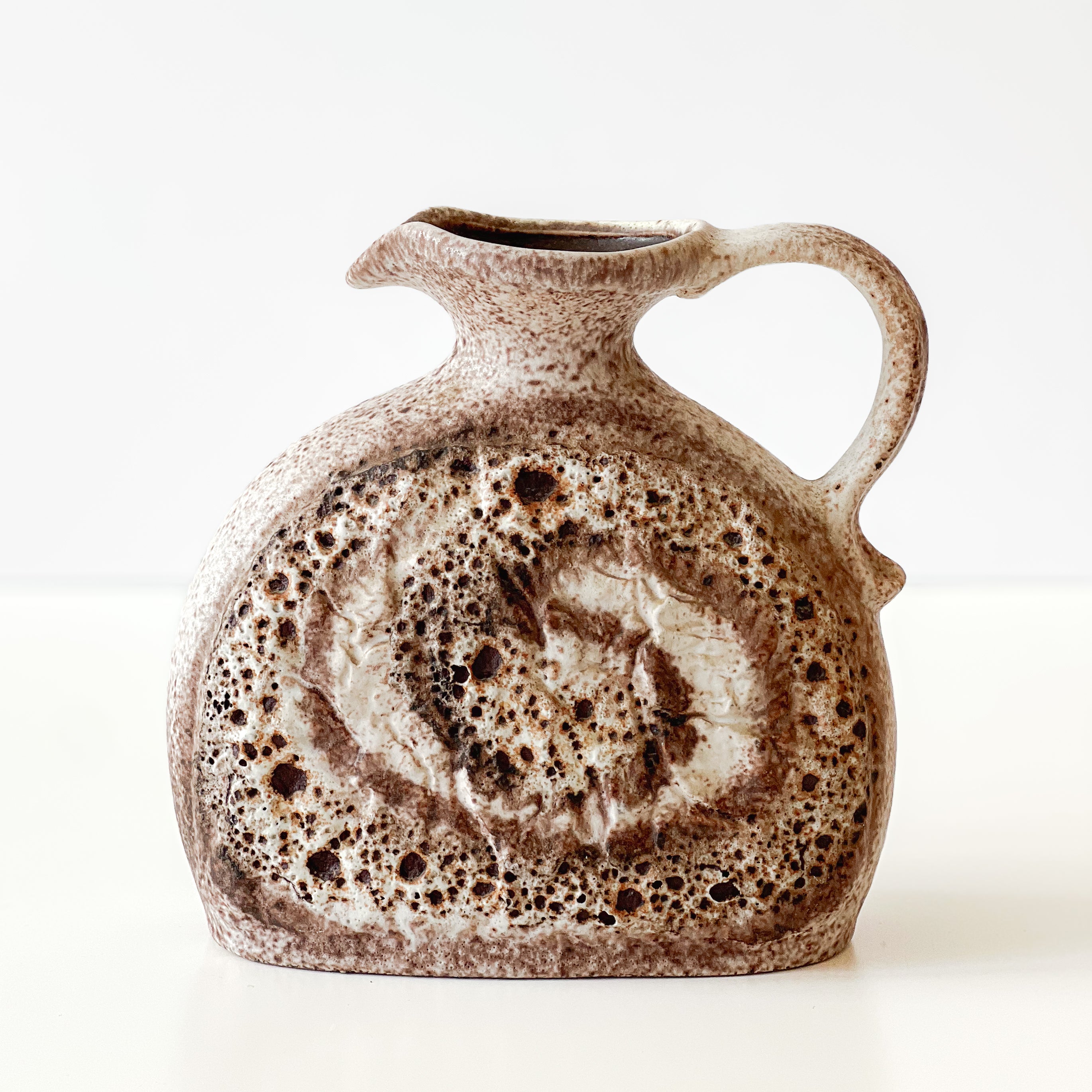 pre-loved keramische vaas met oor – West Germany stijl – fat lava – mat glazuur – bruin/crème Noii HOME