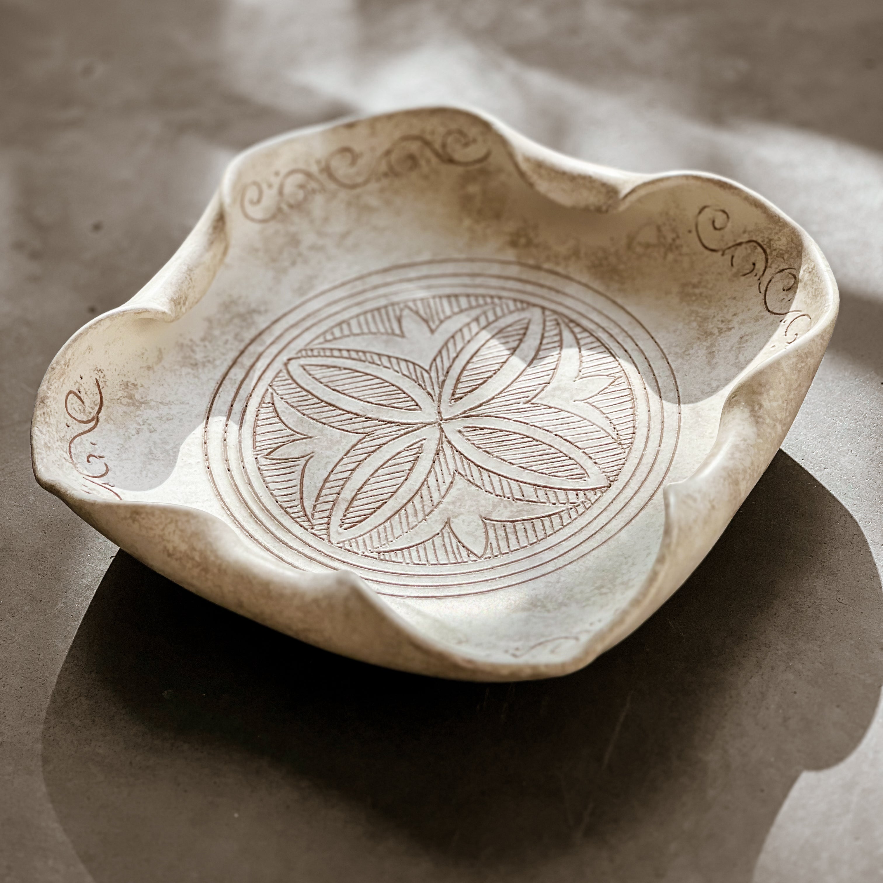 pre-loved schaal bewerkt - creme  -wit Noii HOME