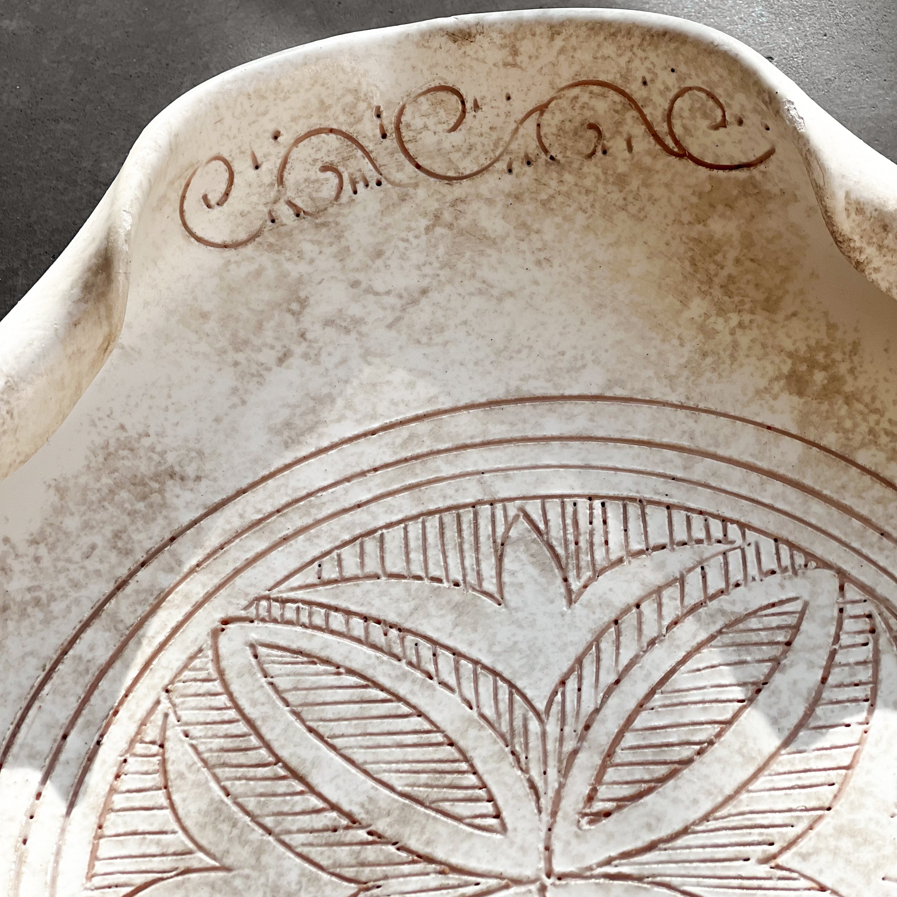 pre-loved schaal bewerkt - creme  -wit Noii HOME