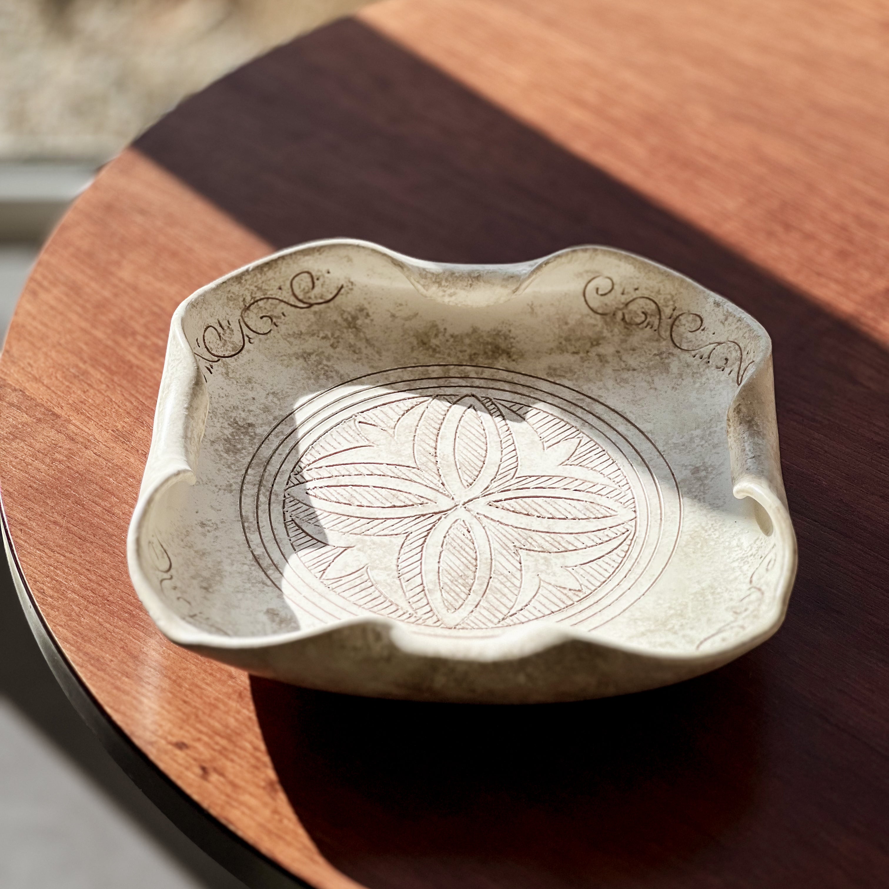 pre-loved schaal bewerkt - creme  -wit Noii HOME