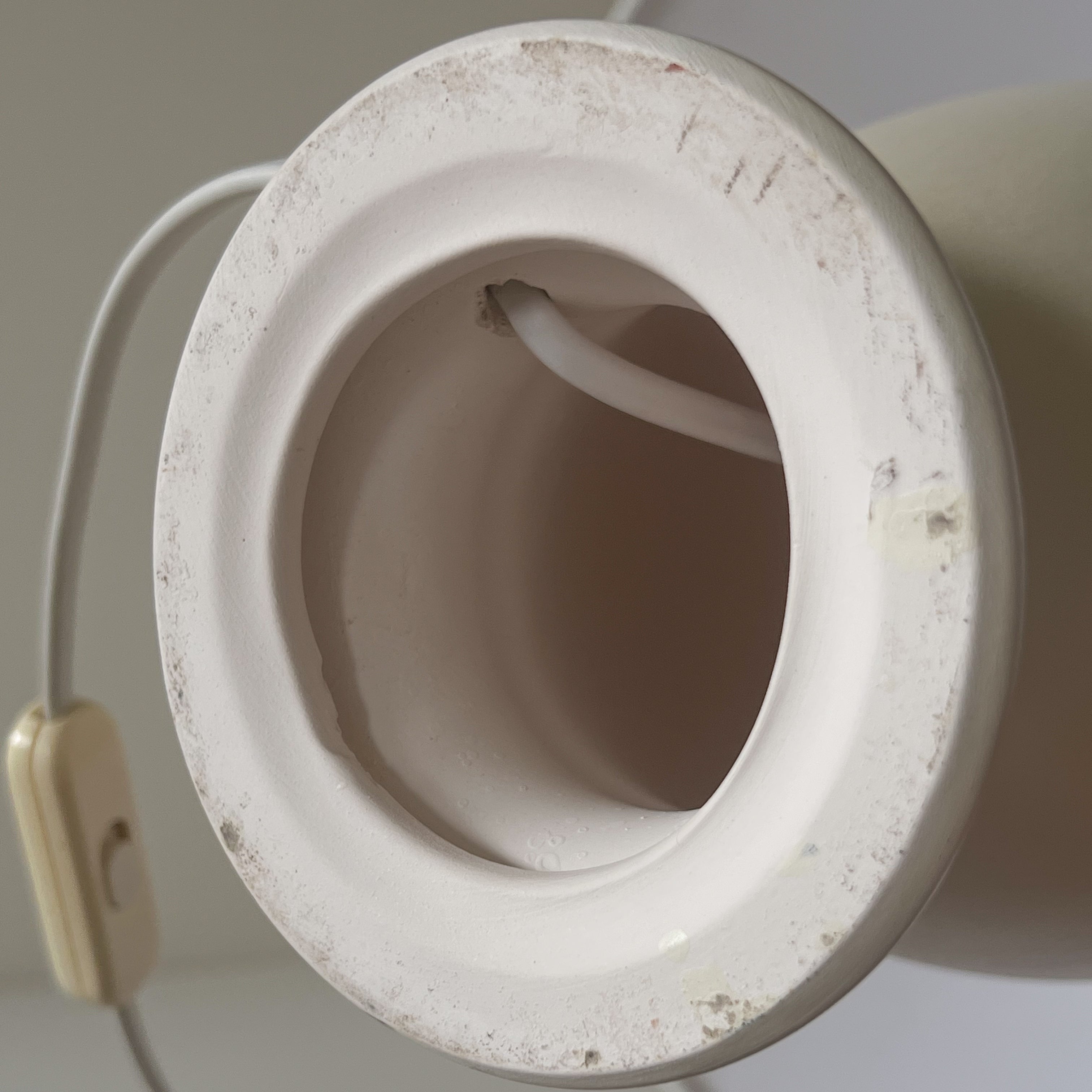 pre-loved schemerlamp met crème vaasvoet en linnenlook kap Noii HOME