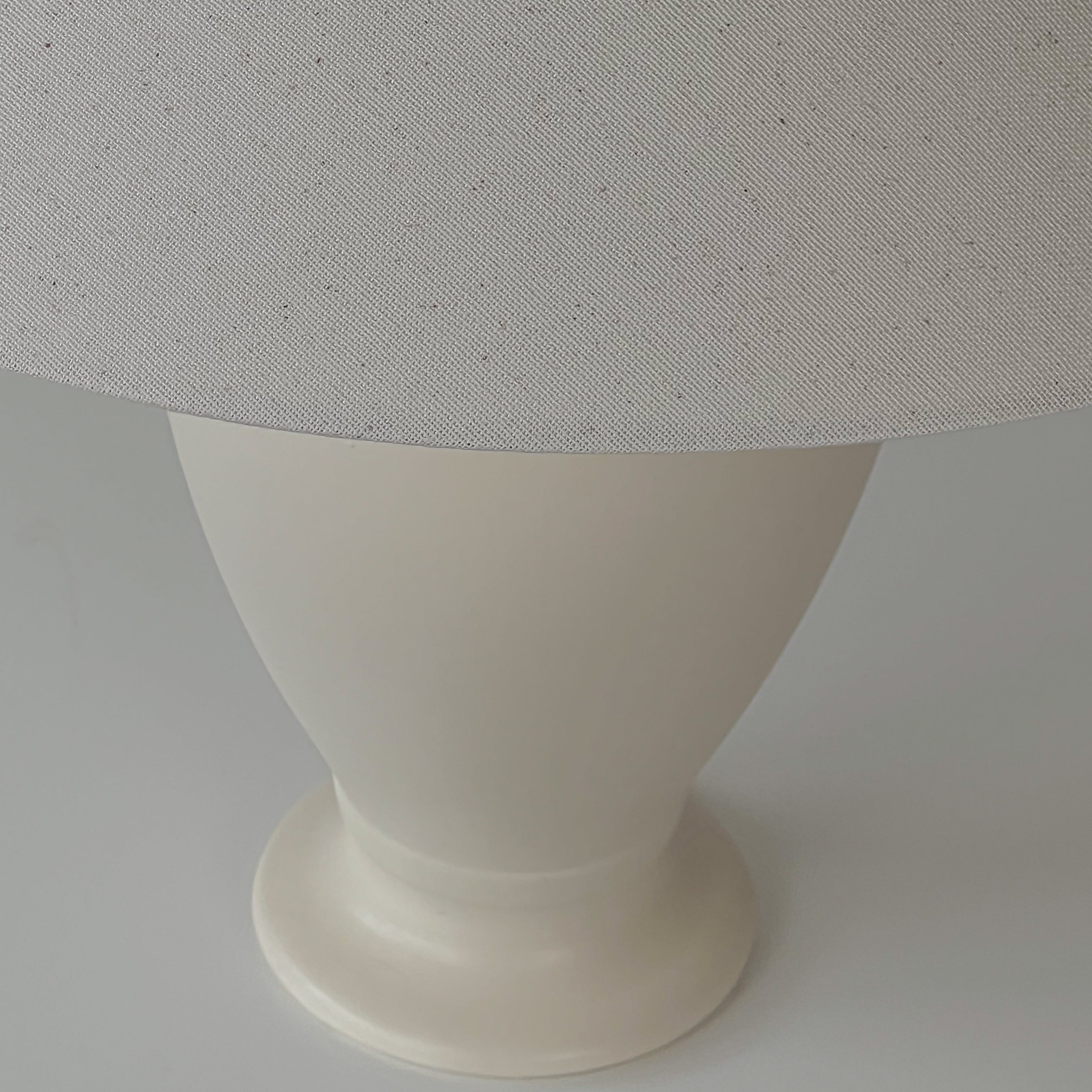 pre-loved schemerlamp met crème vaasvoet en linnenlook kap Noii HOME