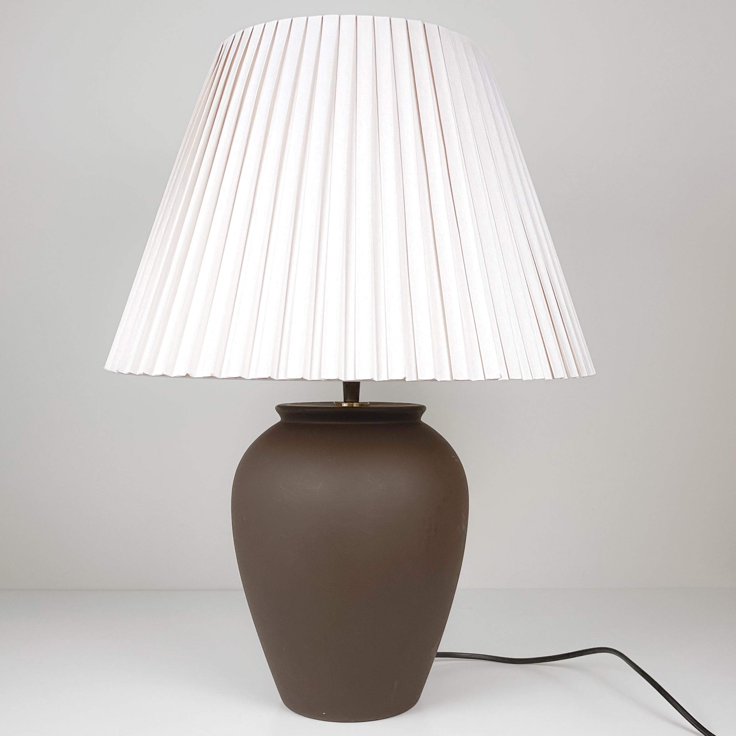 pre-loved tafellamp met plissé lampenkap – donkerbruin / champagne Noii HOME