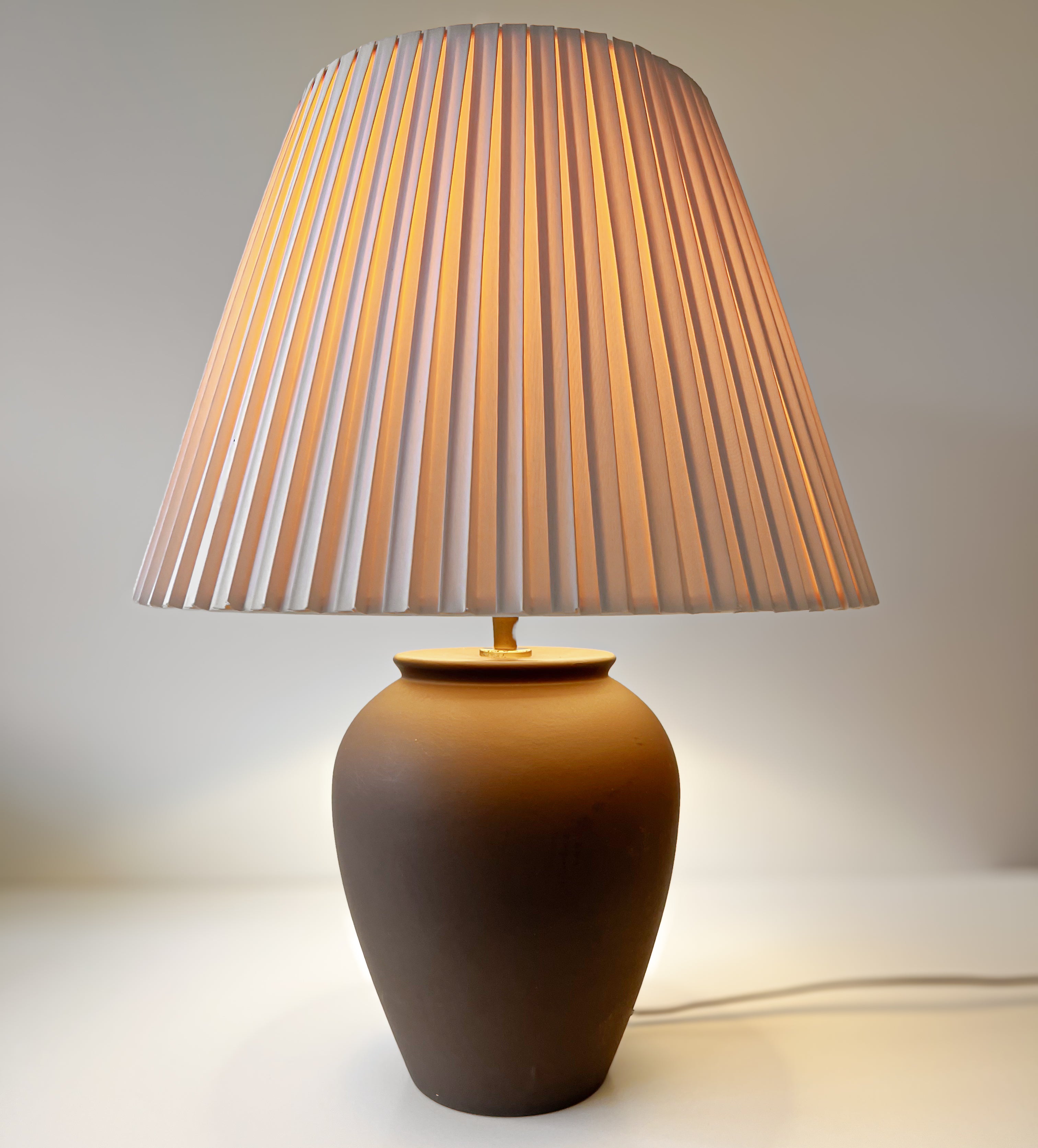 pre-loved tafellamp met plissé lampenkap – donkerbruin / champagne Noii HOME