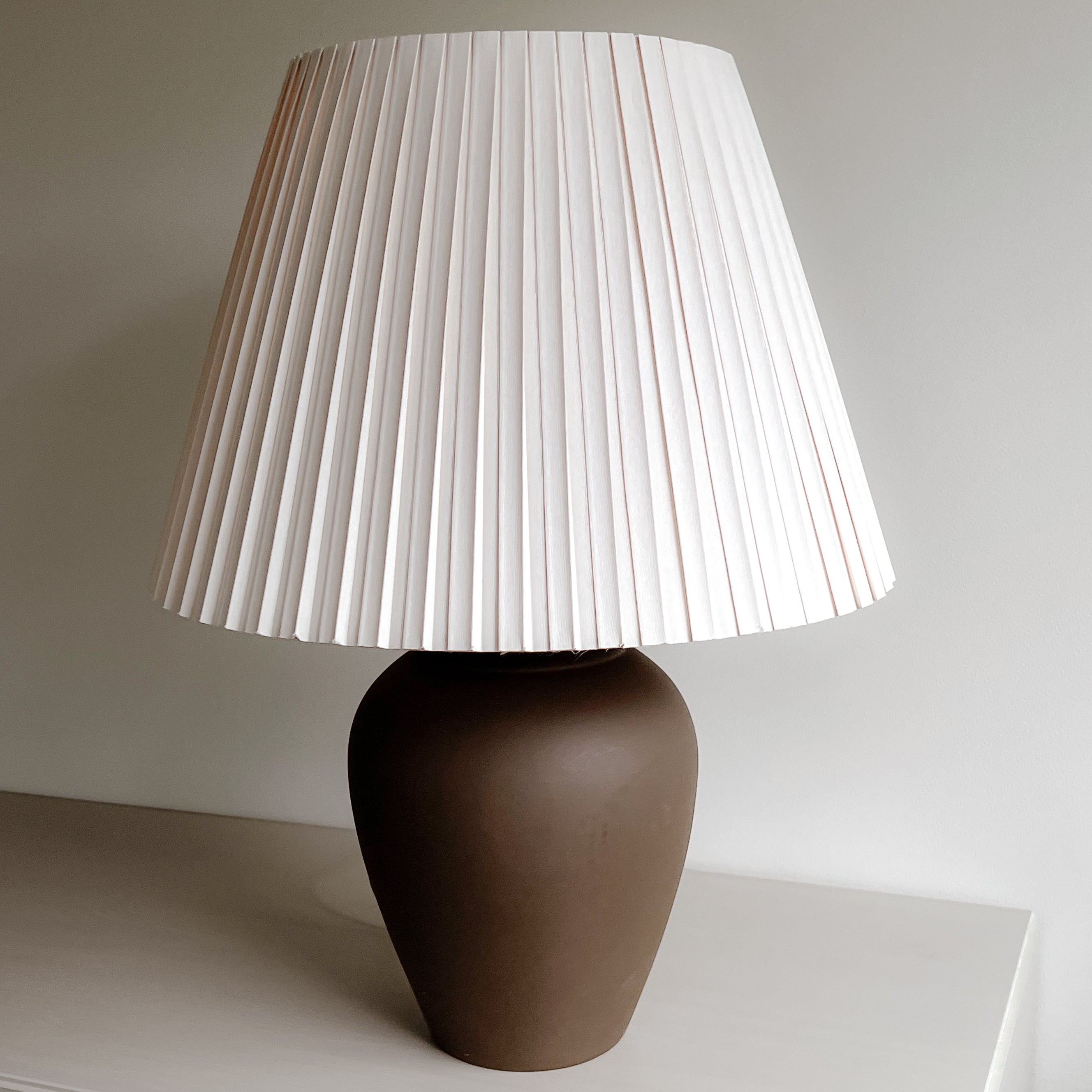 pre-loved tafellamp met plissé lampenkap – donkerbruin / champagne Noii HOME