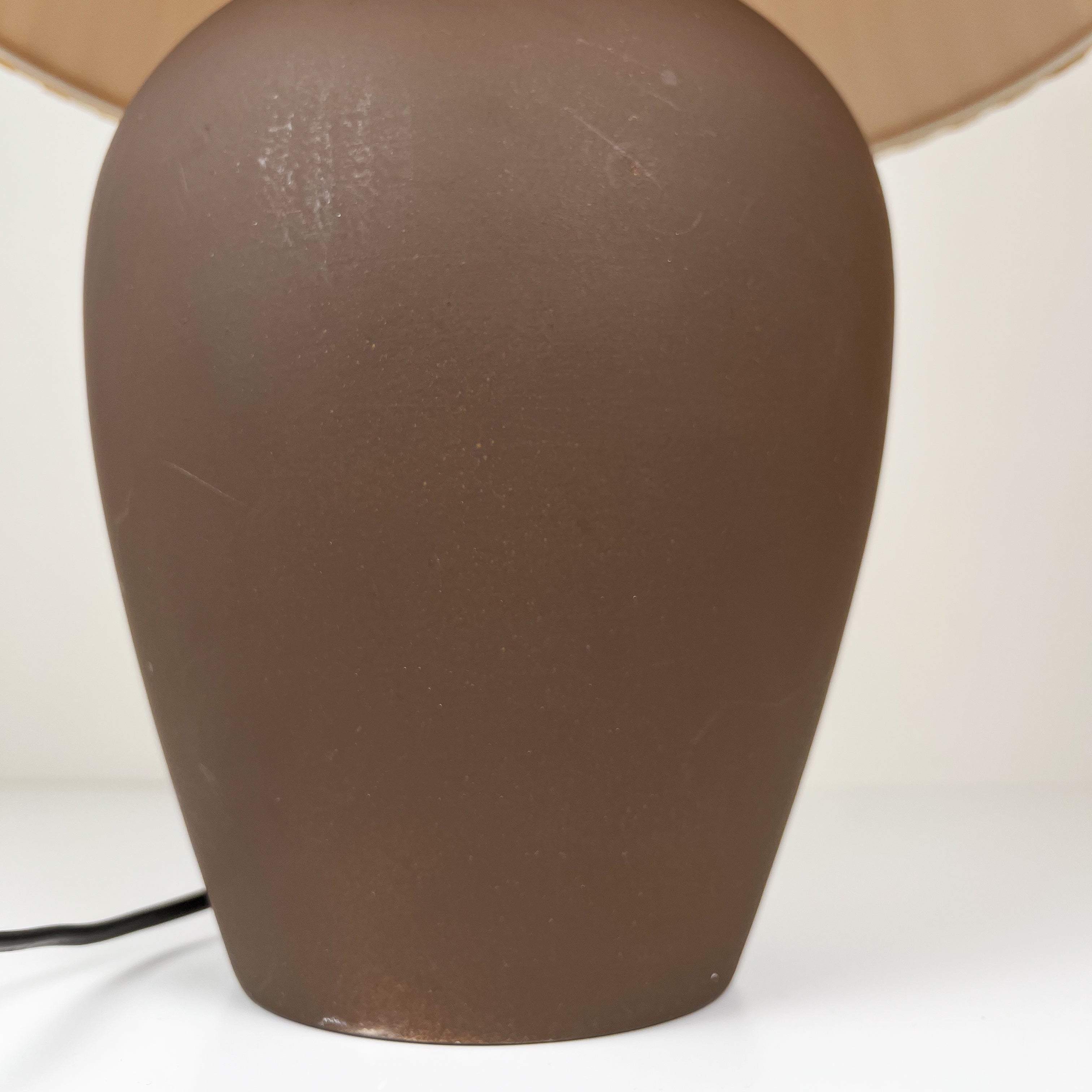 pre-loved tafellamp met plissé lampenkap – donkerbruin / champagne Noii HOME