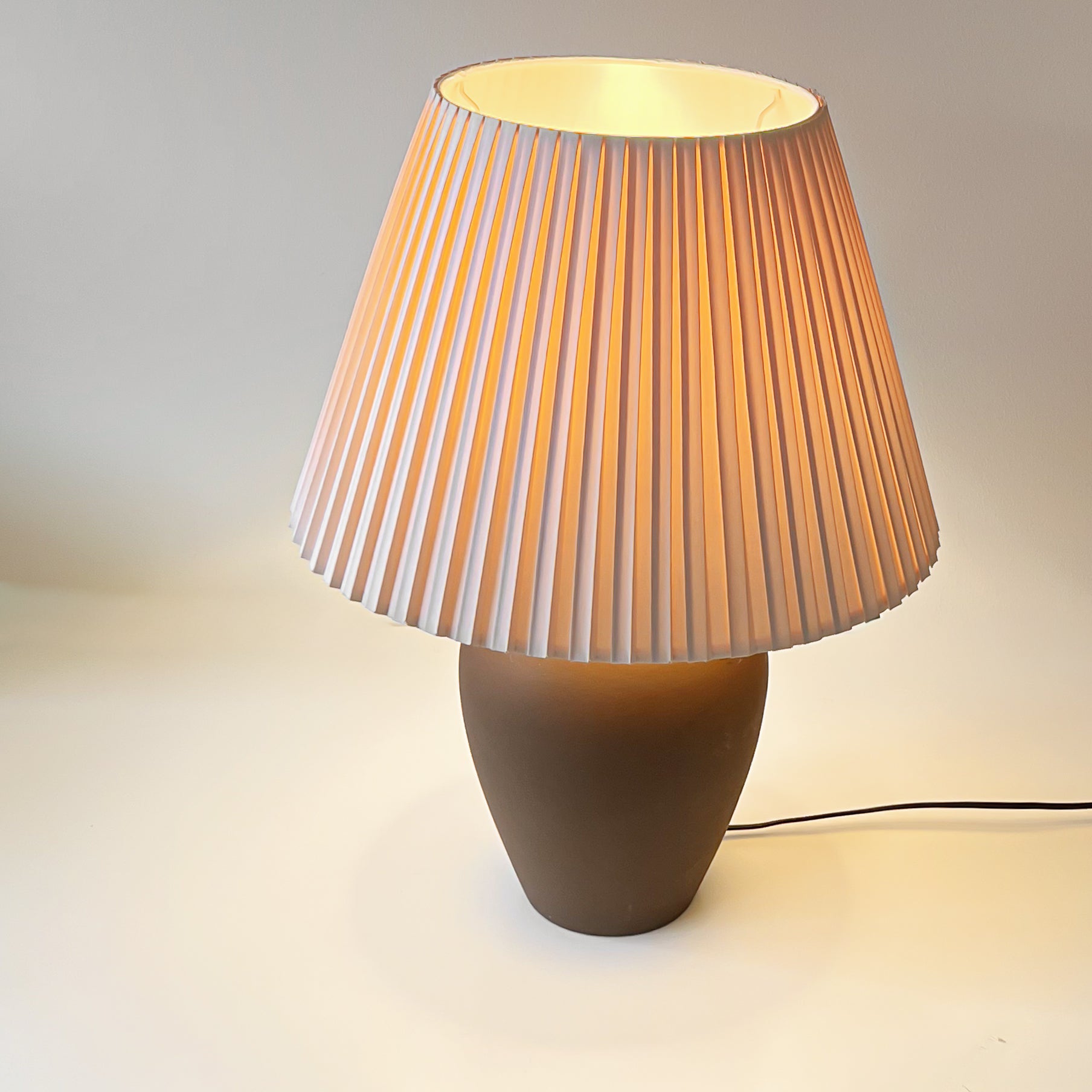 pre-loved tafellamp met plissé lampenkap – donkerbruin / champagne Noii HOME