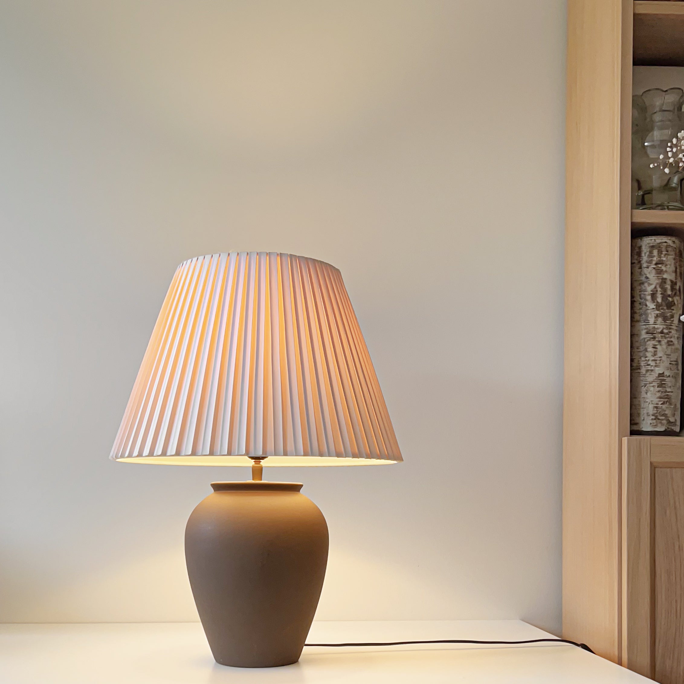 pre-loved tafellamp met plissé lampenkap – donkerbruin / champagne Noii HOME