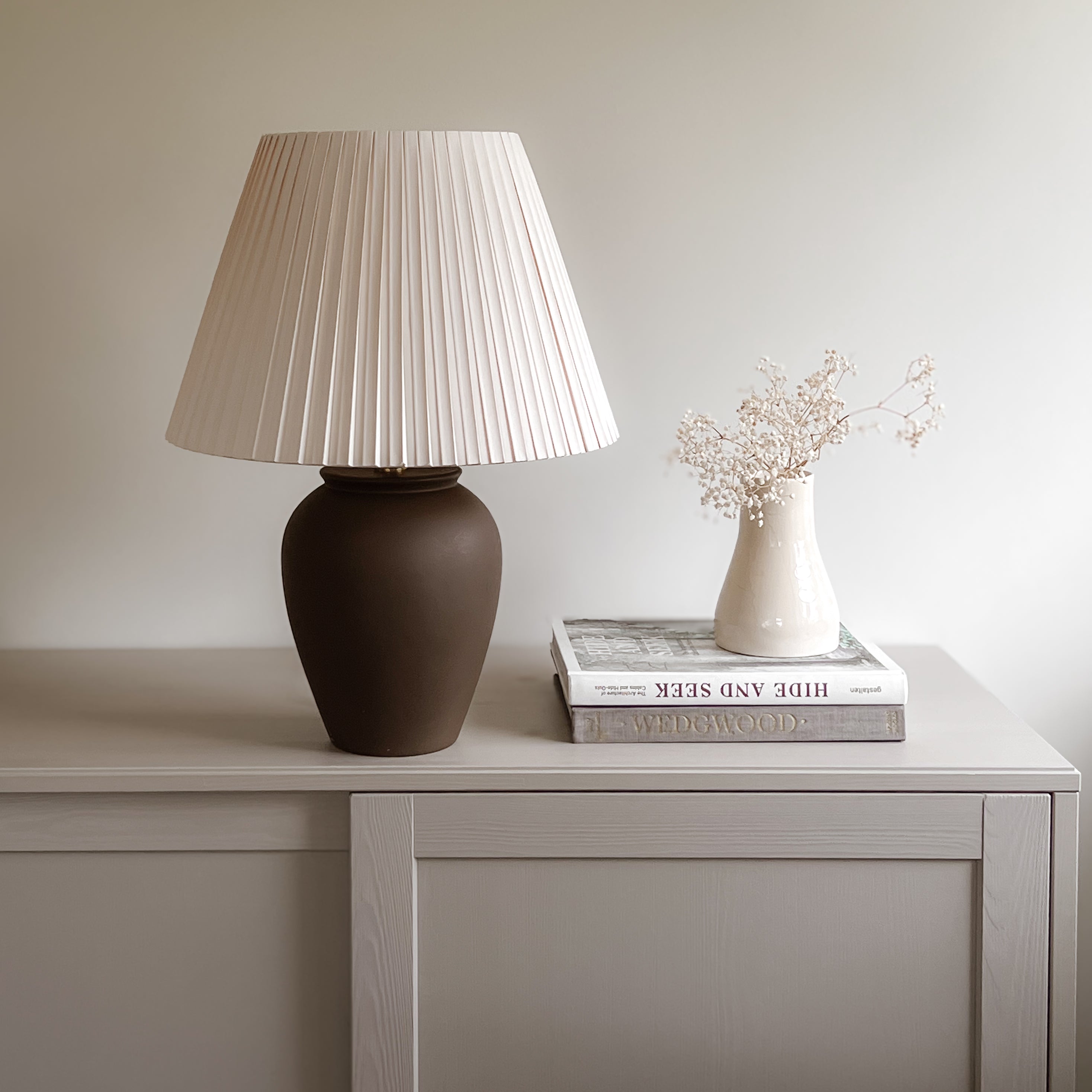 pre-loved tafellamp met plissé lampenkap – donkerbruin / champagne Noii HOME