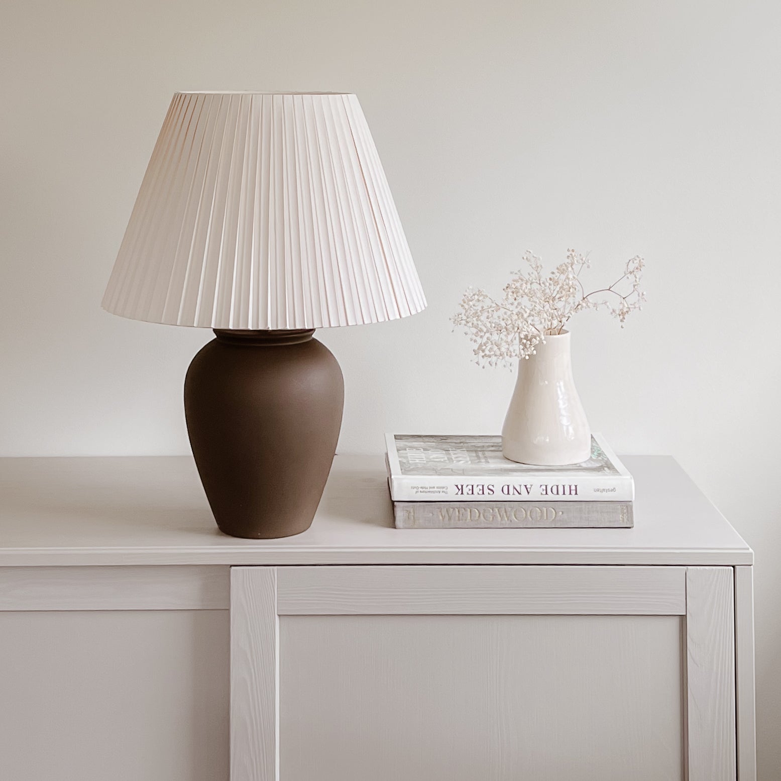pre-loved tafellamp met plissé lampenkap – donkerbruin / champagne Noii HOME