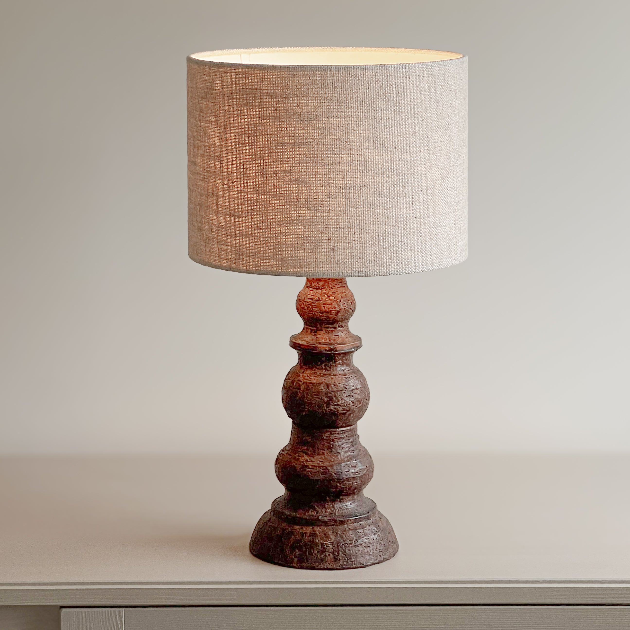 pre-loved tafellamp met robuuste donkerbruine voet en linnenlook kap Noii HOME