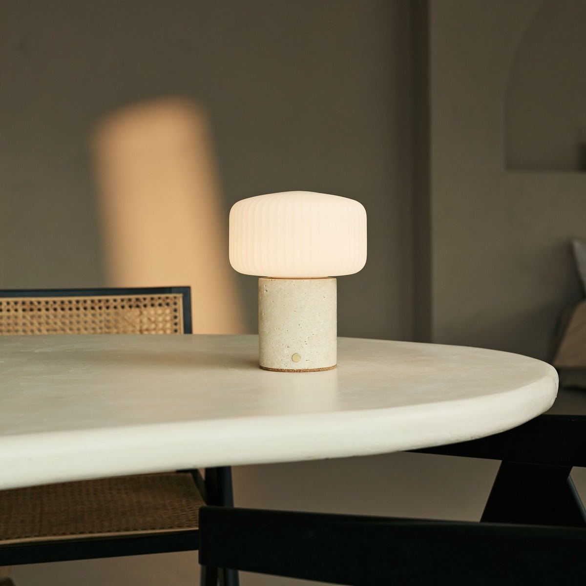 Renoir Beige / Travertino Classico - Travertine oplaadbare tafellamp - draadloos, USB oplaadbaar en tot 100 uur verlichting Tavellio - Amsterdam