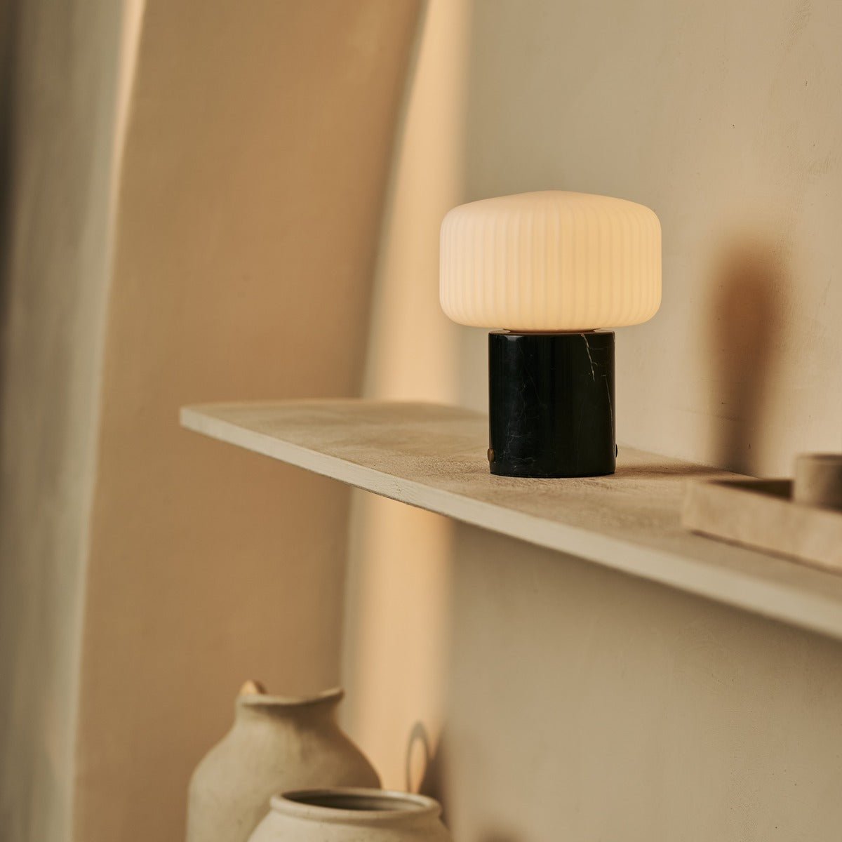 Renoir Black / Nero Marquina - Marmeren oplaadbare tafellamp - draadloos, USB -oplaadbaar en tot 100 uur verlichting Tavellio - Amsterdam