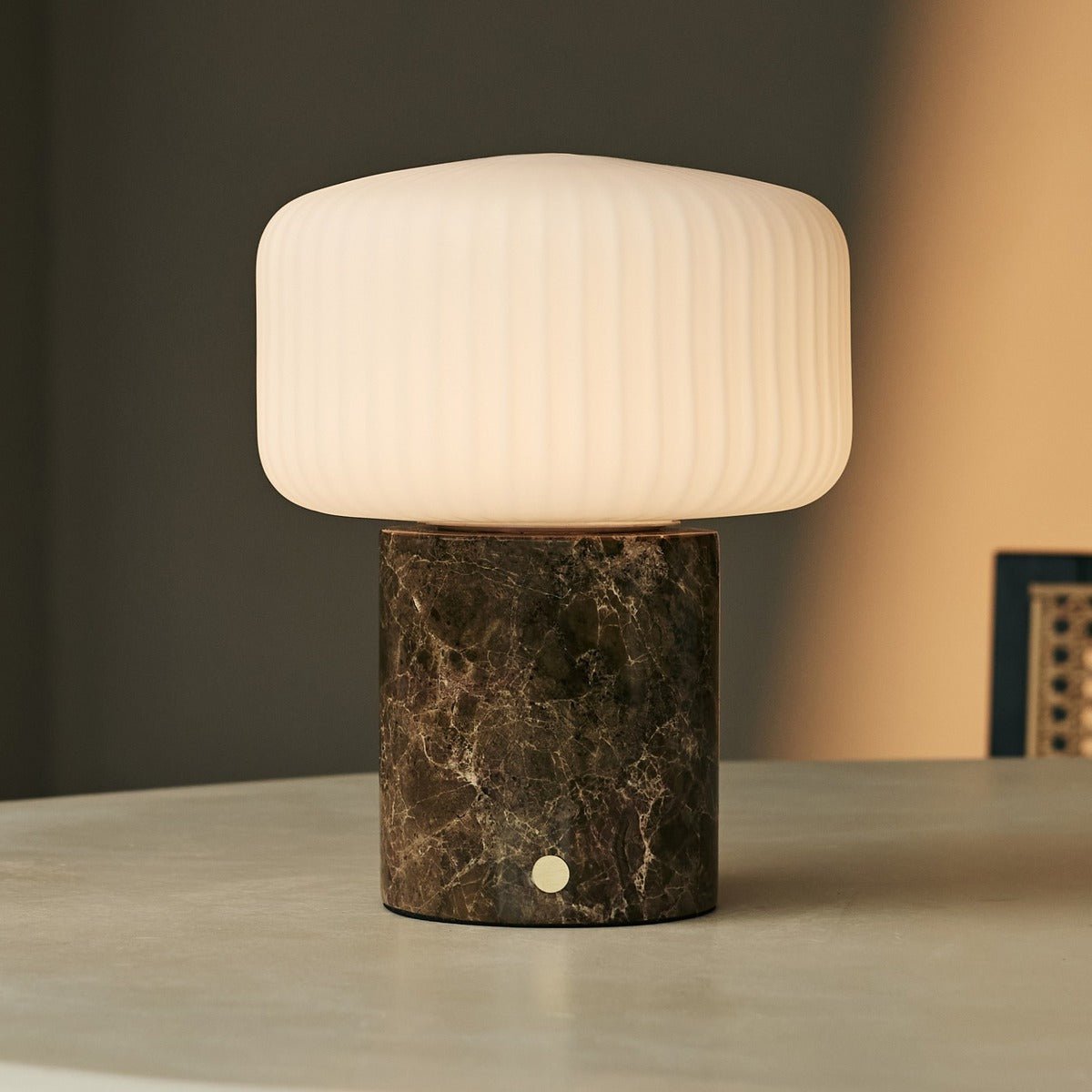 Renoir Brown / Emperador Dark - Marmeren oplaadbare tafellamp - Draadloos, USB -oplaadbaar en tot 100 uur verlichting Tavellio - Amsterdam