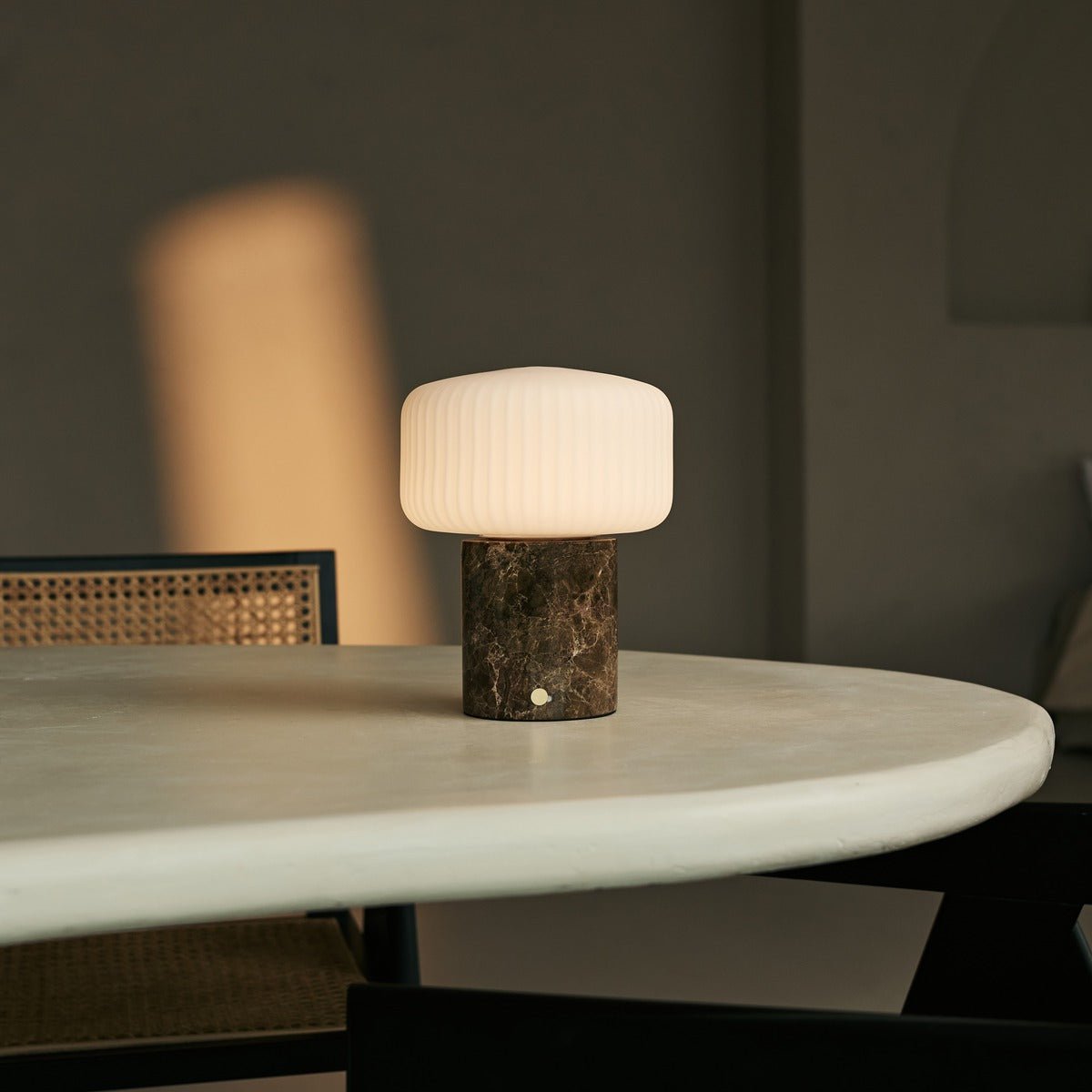 Renoir Brown / Emperador Dark - Marmeren oplaadbare tafellamp - Draadloos, USB -oplaadbaar en tot 100 uur verlichting Tavellio - Amsterdam