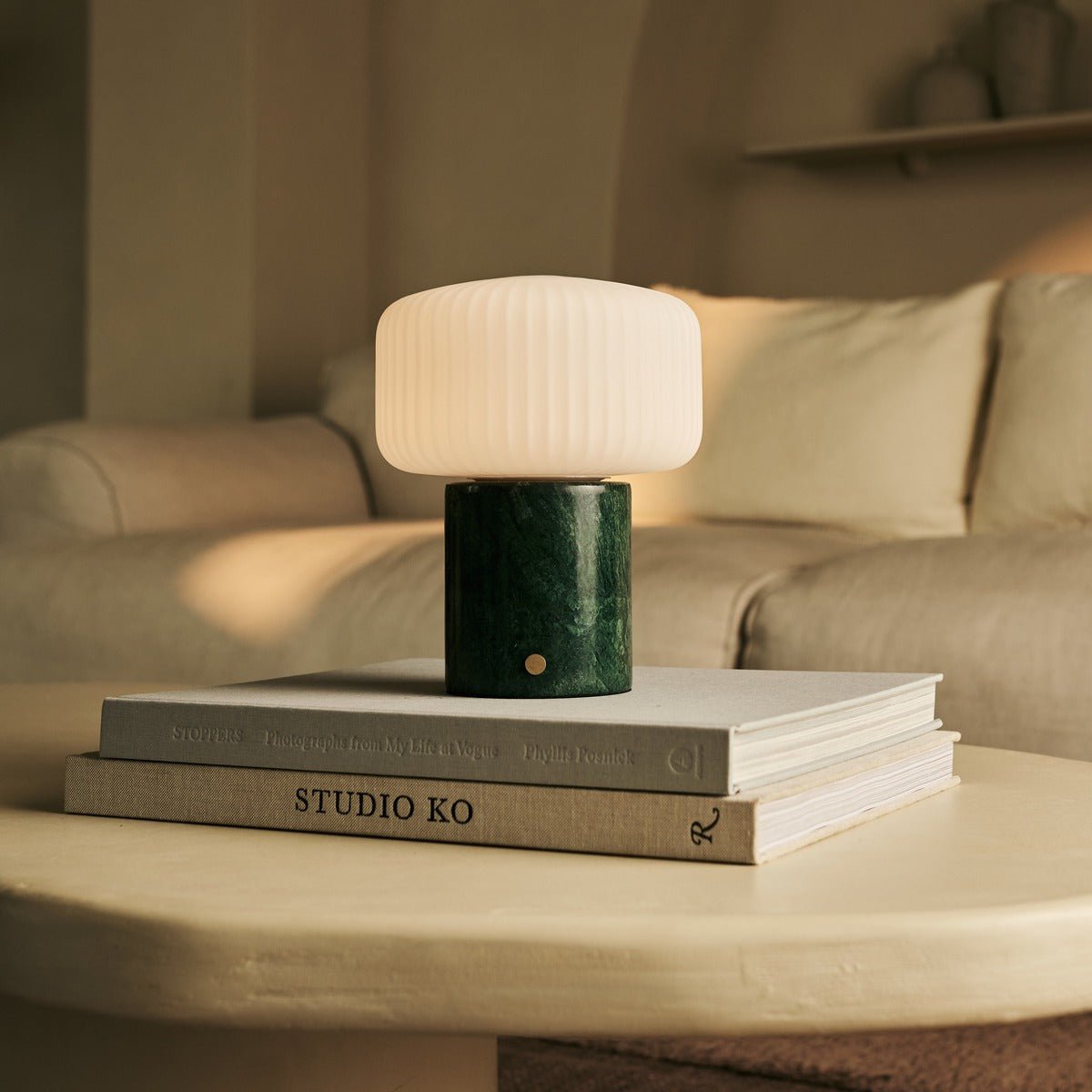 Renoir Green / Verde Alpi - Marmeren oplaadbare tafellamp - Draadloos, USB -oplaadbaar en tot 100 uur verlichting Tavellio - Amsterdam