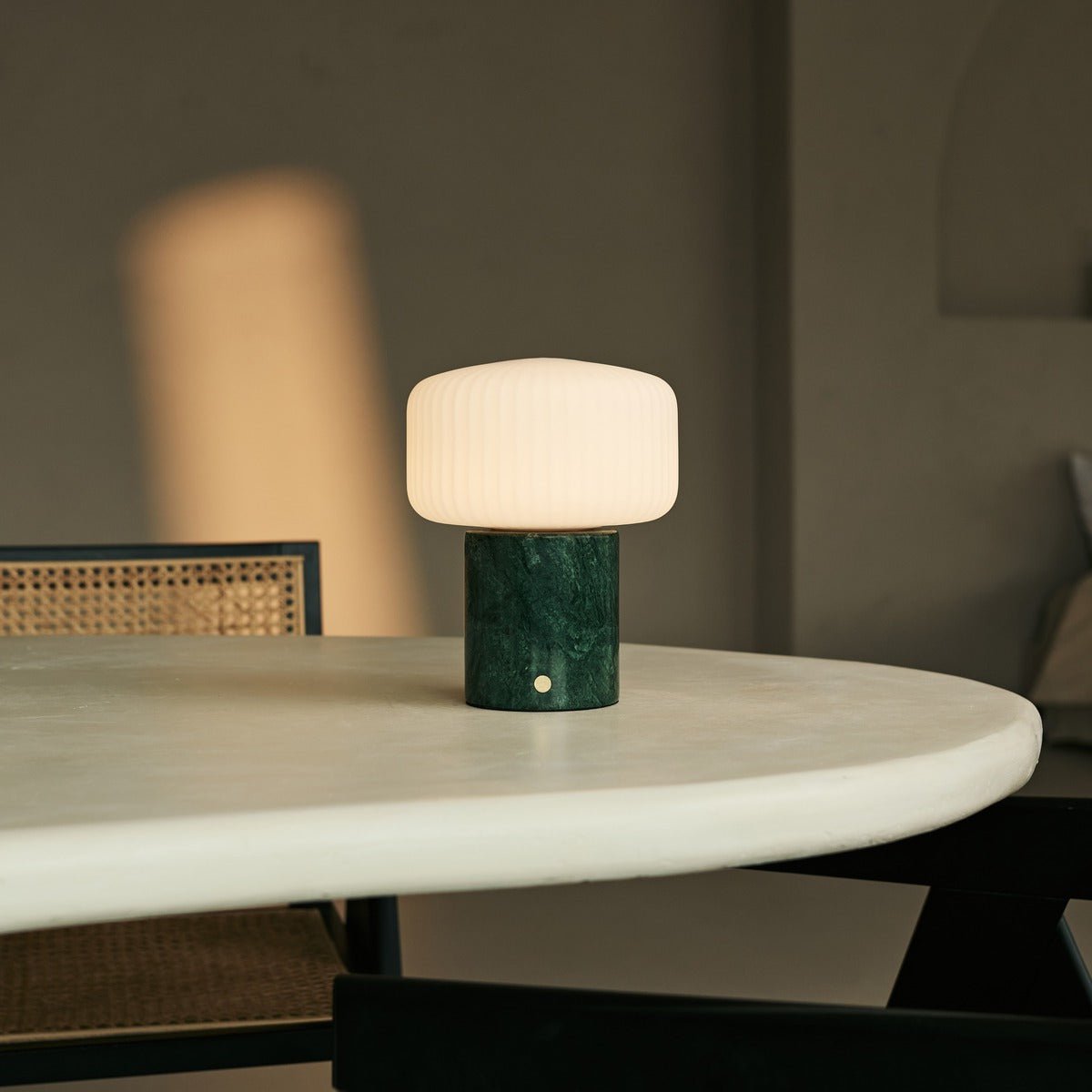 Renoir Green / Verde Alpi - Marmeren oplaadbare tafellamp - Draadloos, USB -oplaadbaar en tot 100 uur verlichting Tavellio - Amsterdam