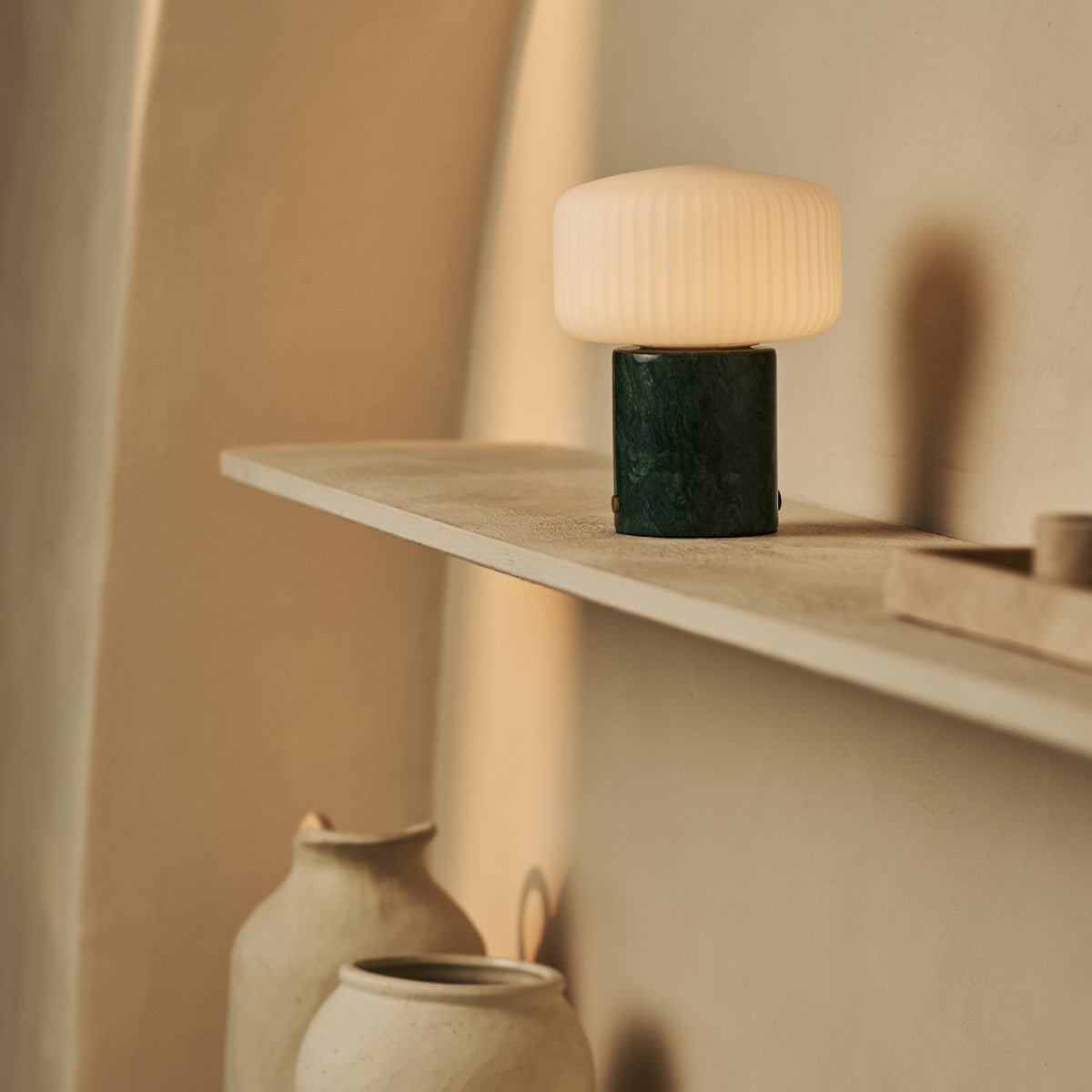 Renoir Green / Verde Alpi - Marmeren oplaadbare tafellamp - Draadloos, USB -oplaadbaar en tot 100 uur verlichting Tavellio - Amsterdam